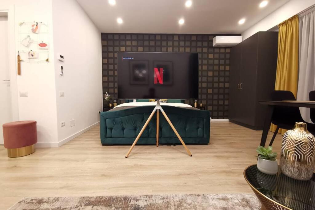 Glamour Dristor brand new Studio