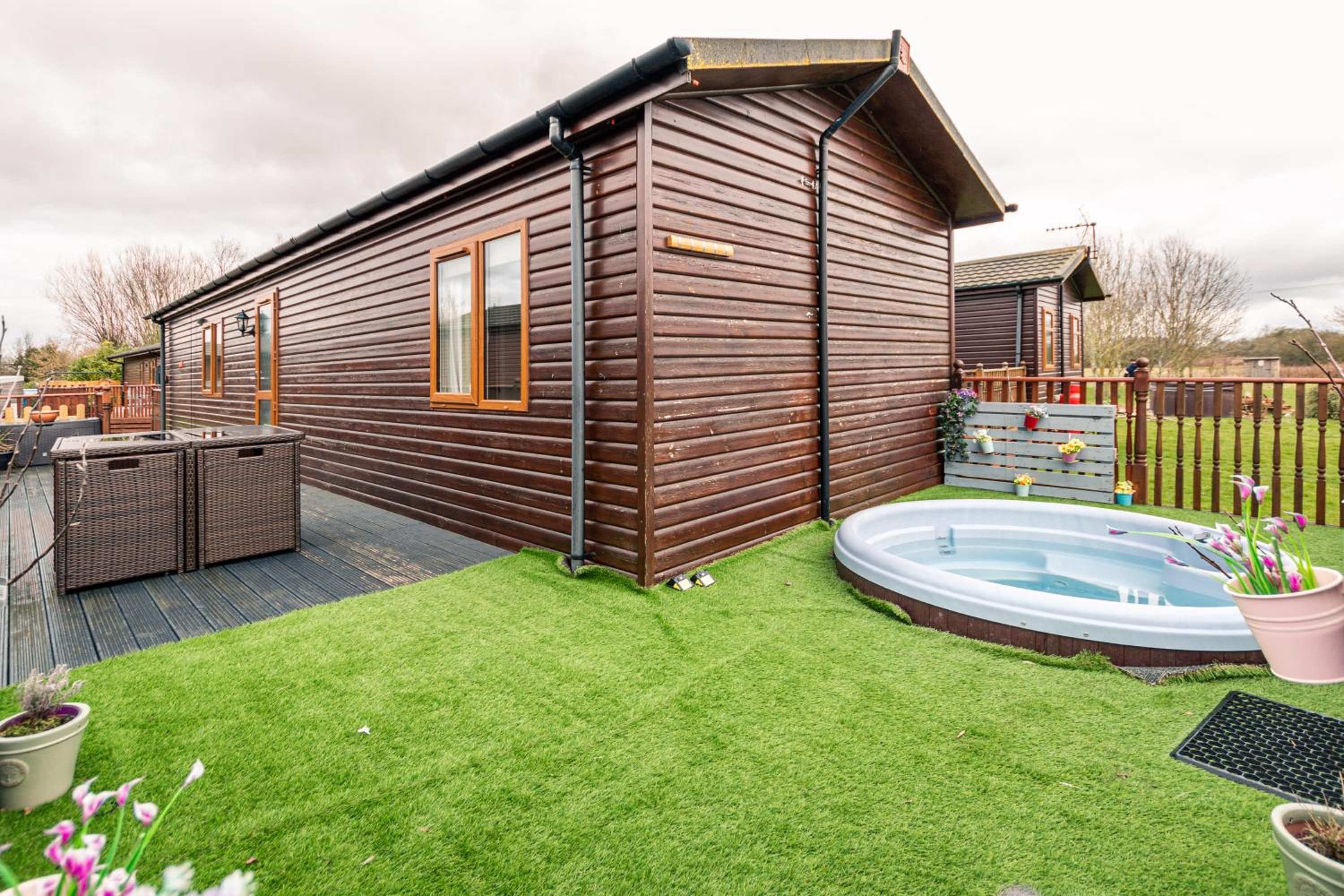Malton Vacations - La-Serenite Lodge With Hot Tub - Property Image 2
