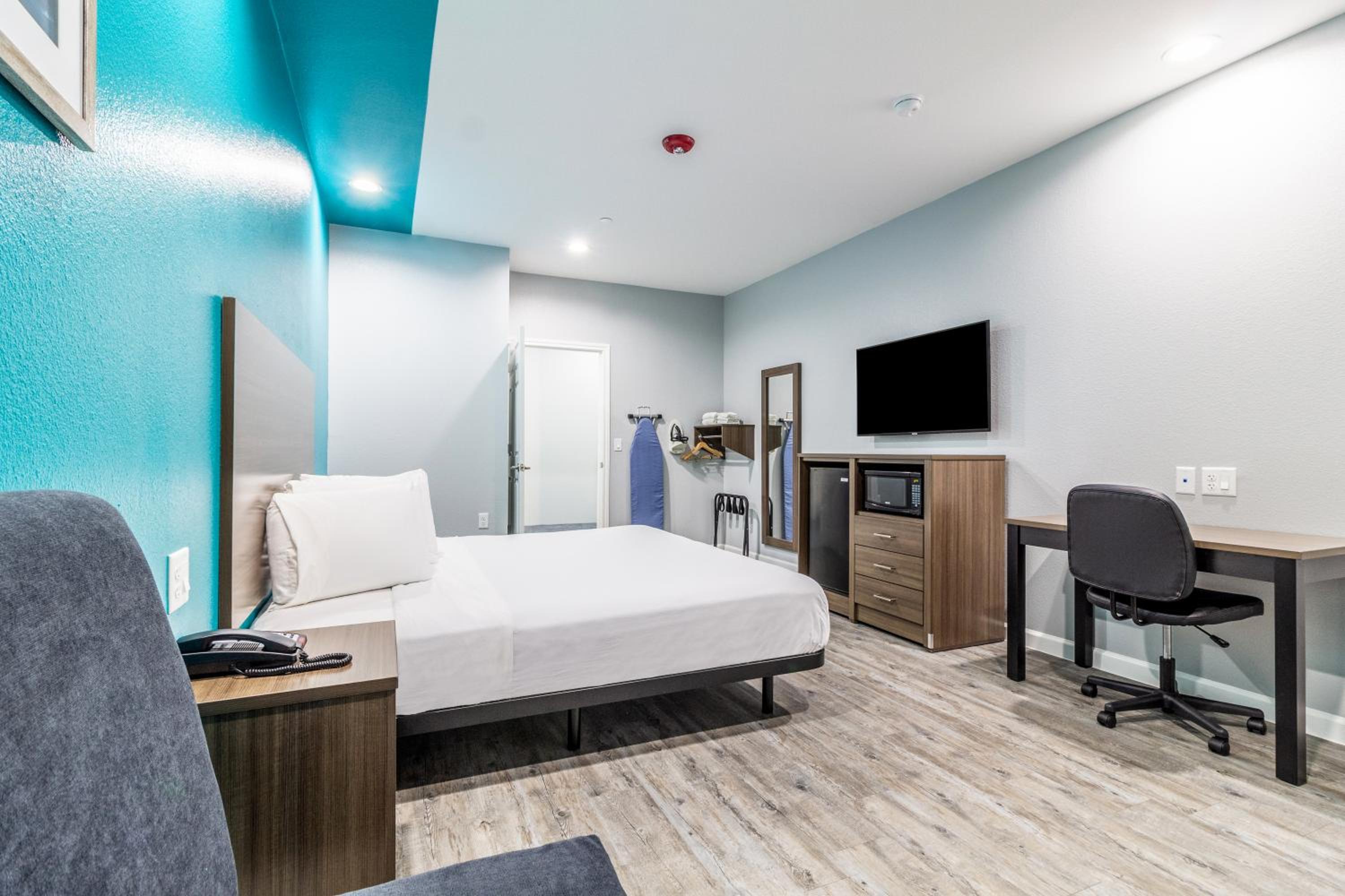 Americas Best Value Inn  Suites Kingwood IAH Airport - Property Image 1