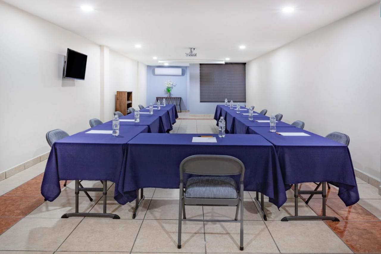 Eagle Pass Vacations - Days Inn by Wyndham Piedras Negras - Property Image 3