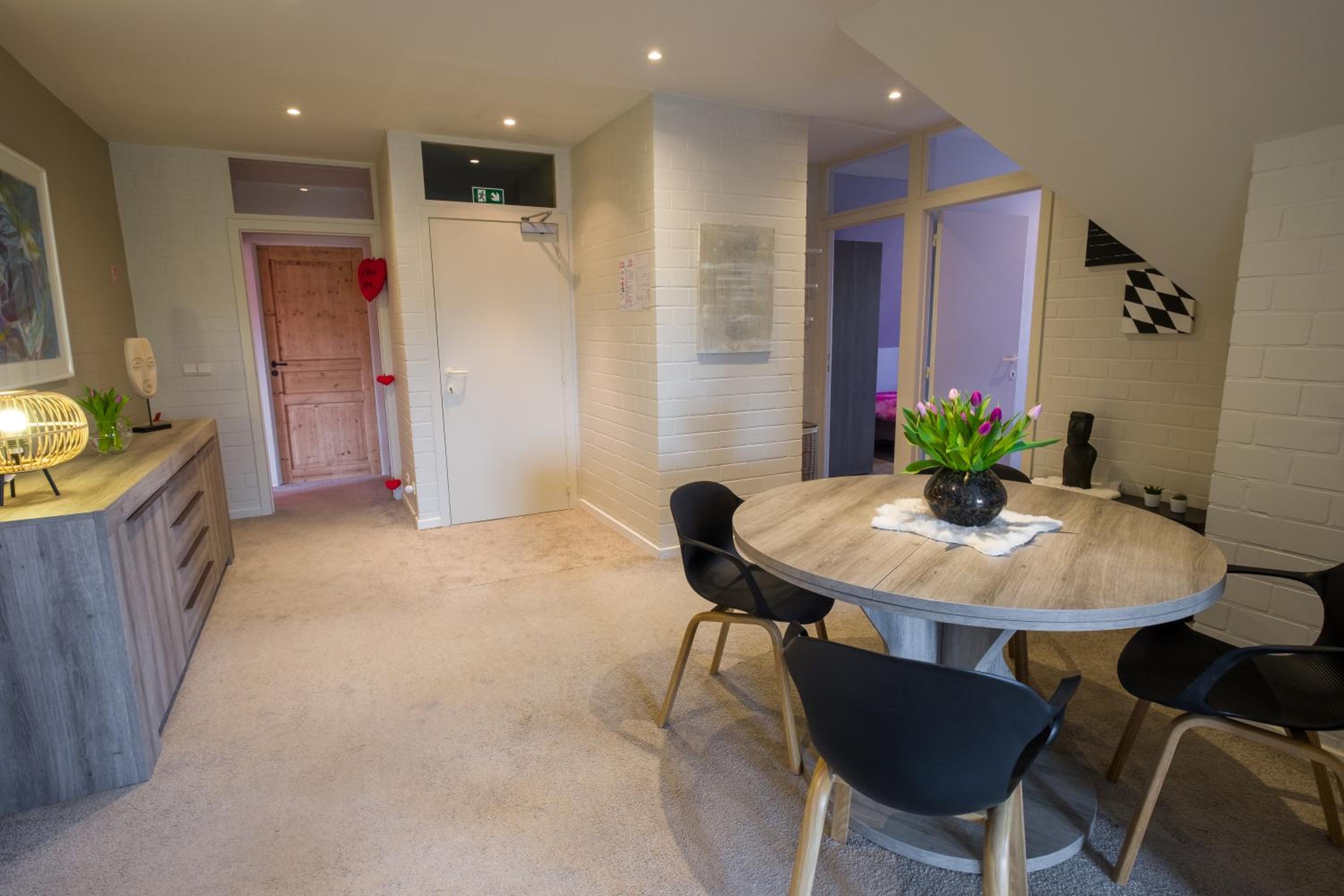 SHAMBALLA logies nieuw en zeer verzorgd appartement met voortuin en terras
