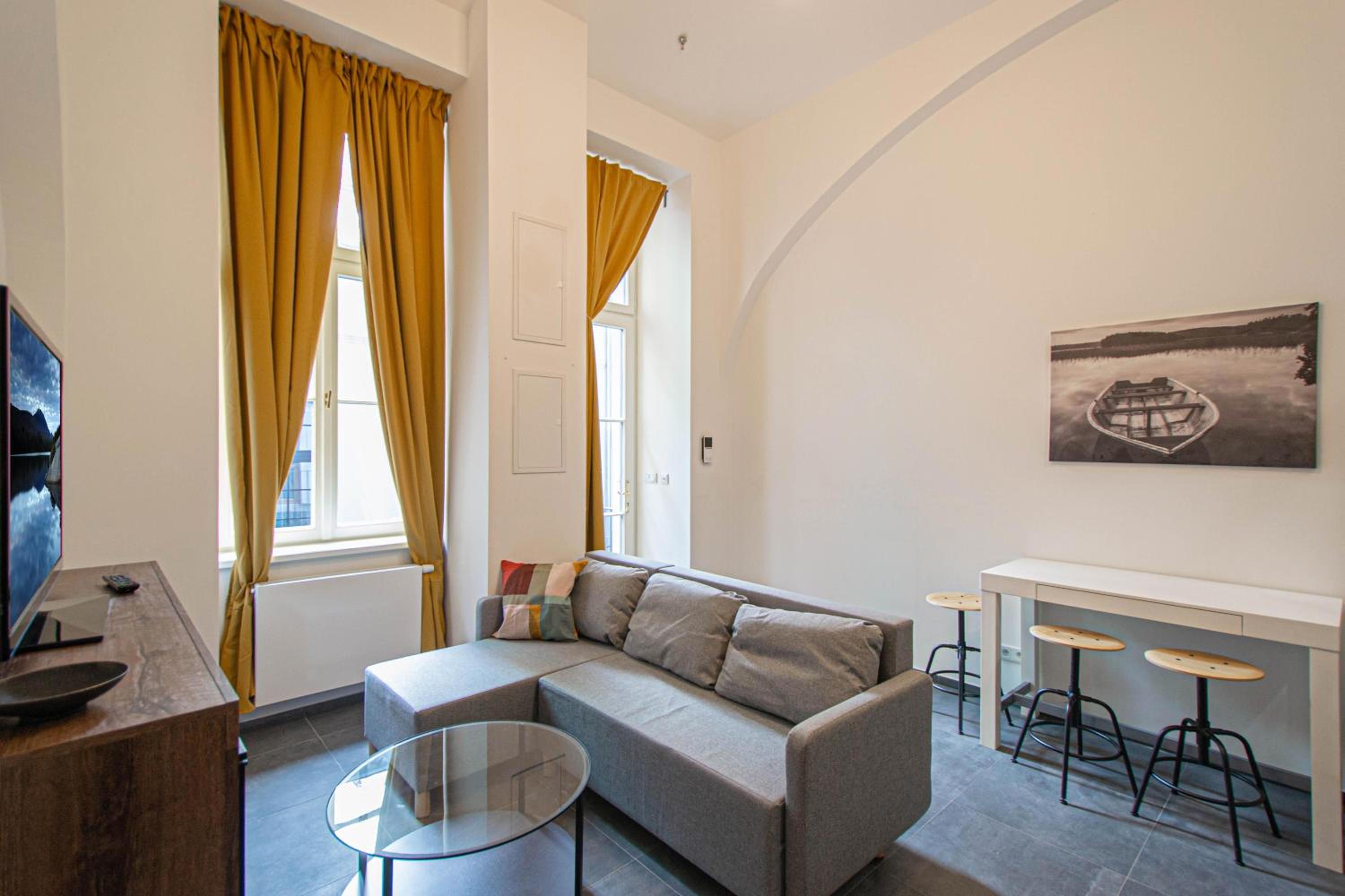 Main train station apartment close to the the Main Square!
