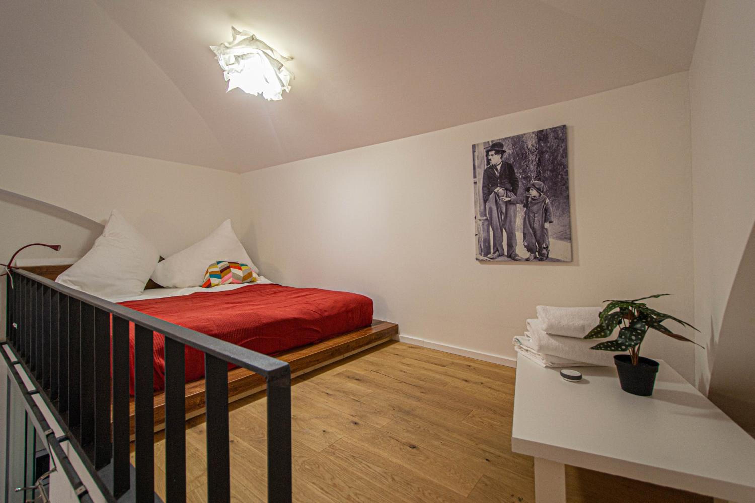 Main train station apartment close to the the Main Square!