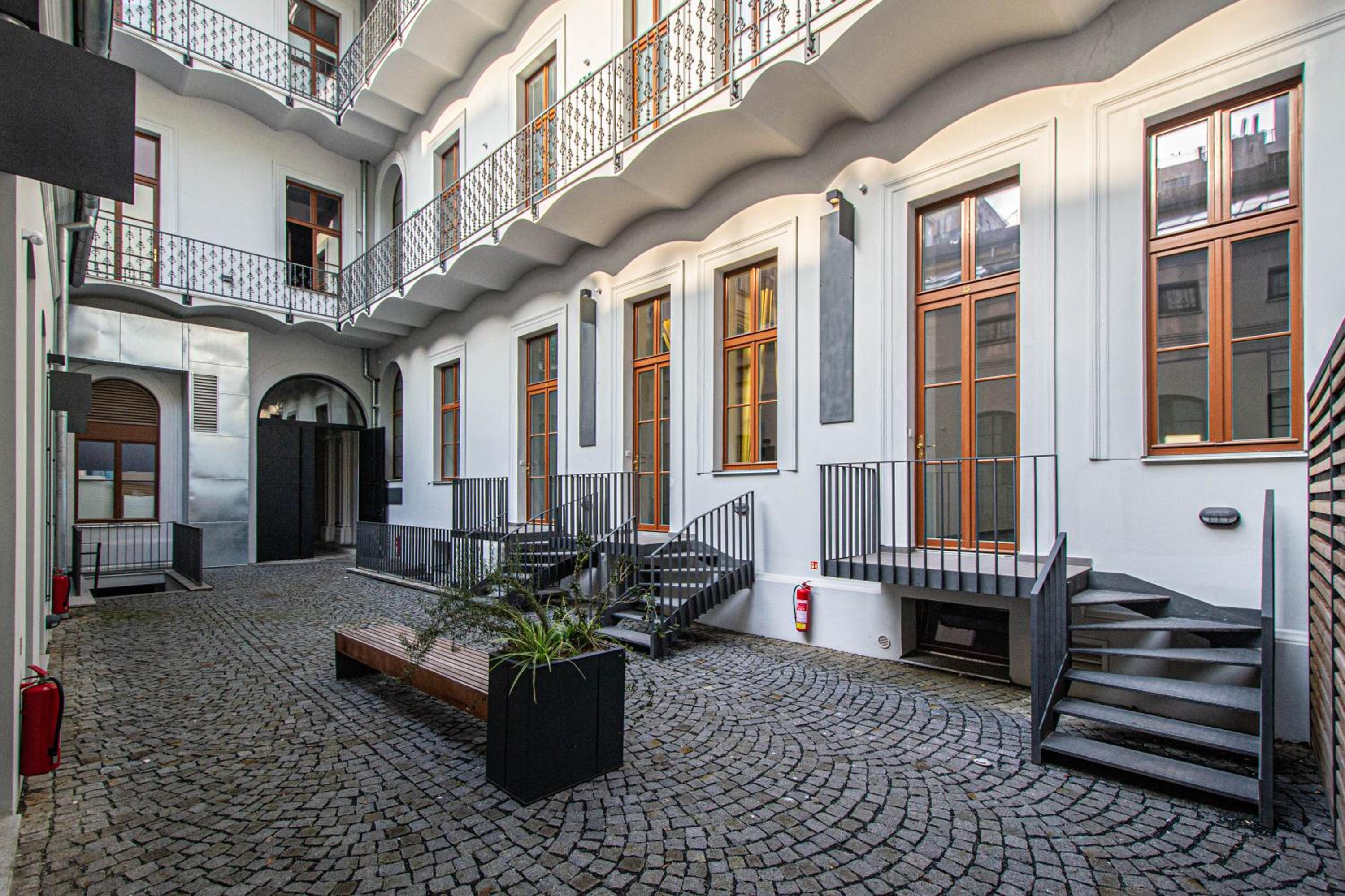 Main train station apartment close to the the Main Square!