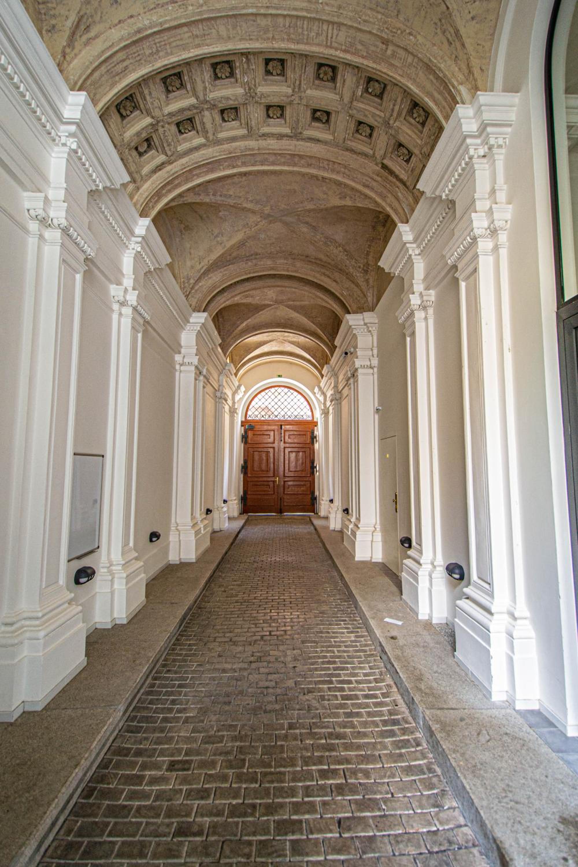 Main train station apartment close to the the Main Square!