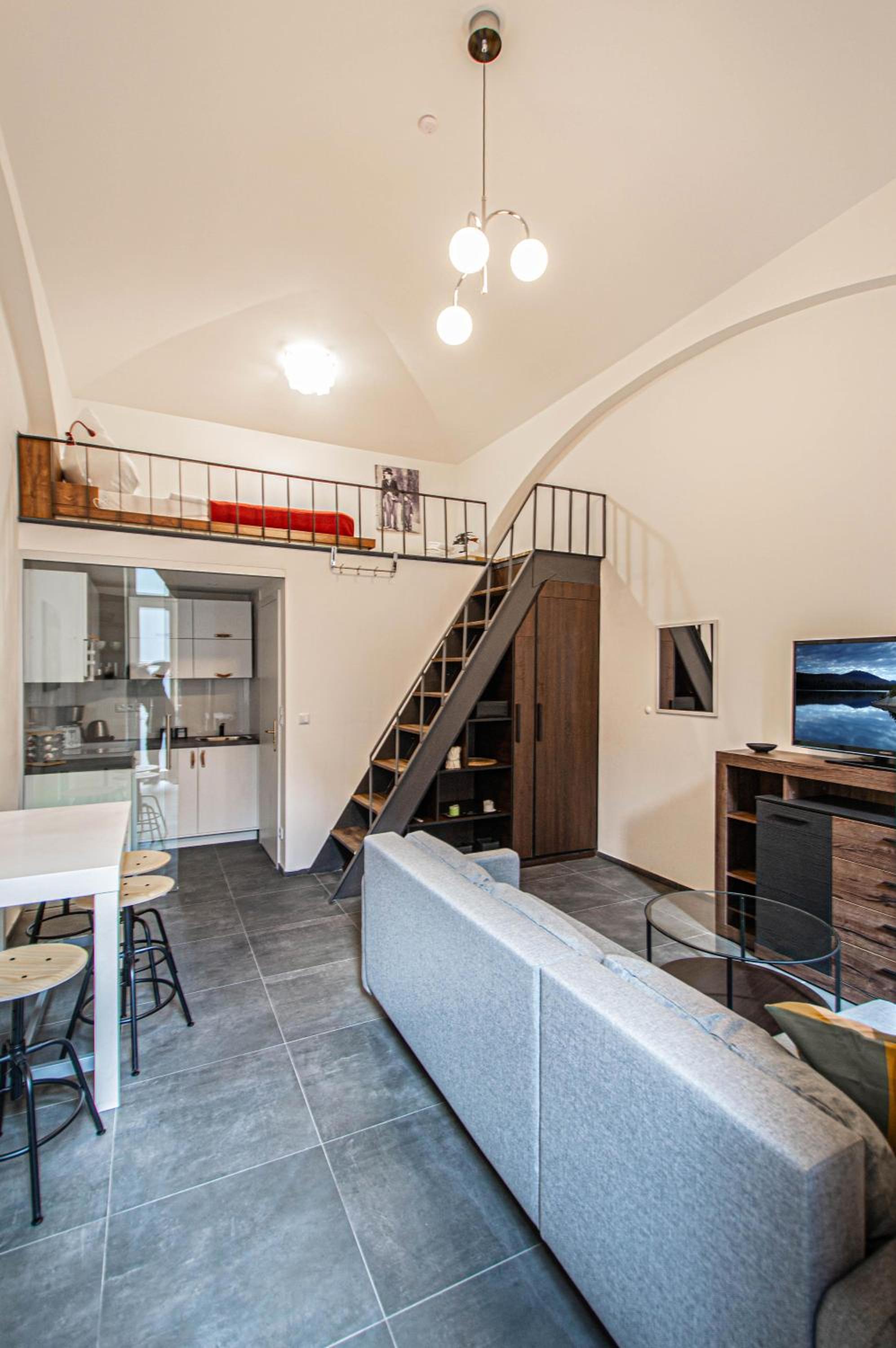 Main train station apartment close to the the Main Square!