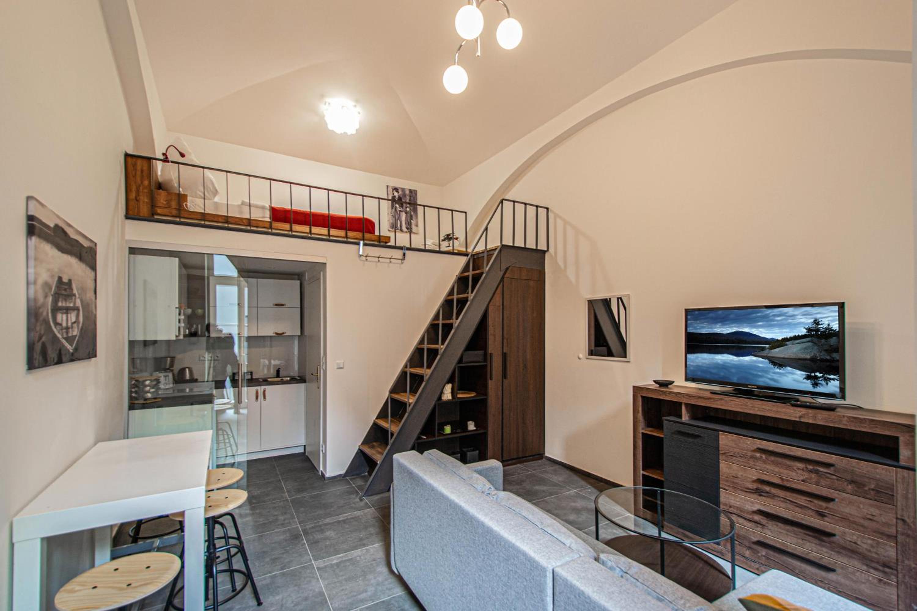 Main train station apartment close to the the Main Square!