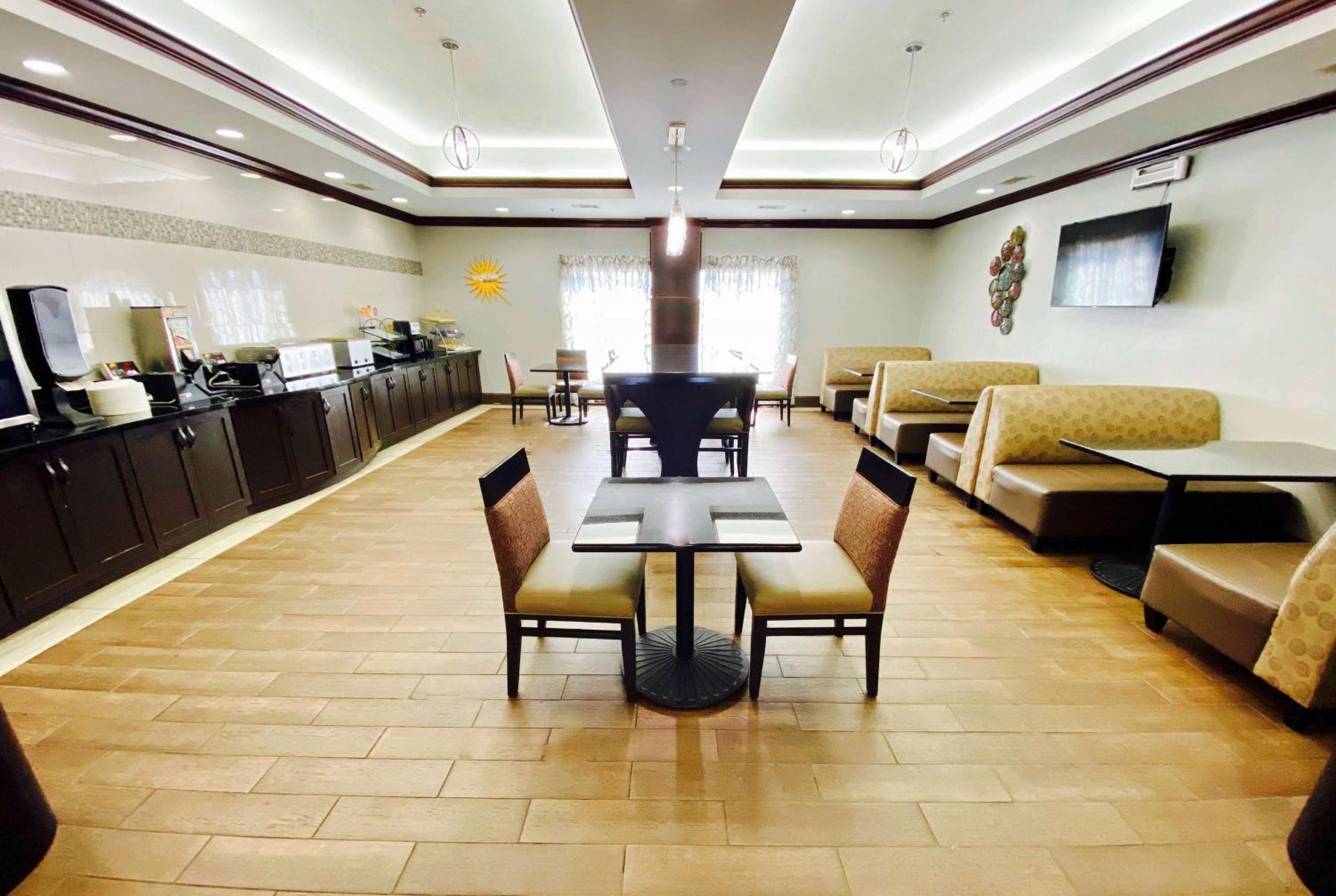 Tupelo Vacations - La Quinta by Wyndham Tupelo - Property Image 49