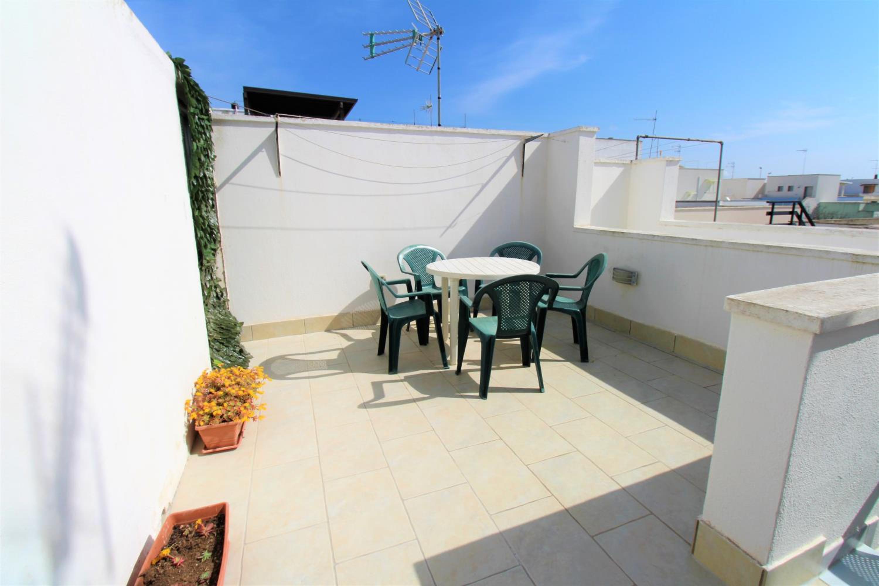 Trilocale arancione climatizzato con terrazza panoramica view 3
