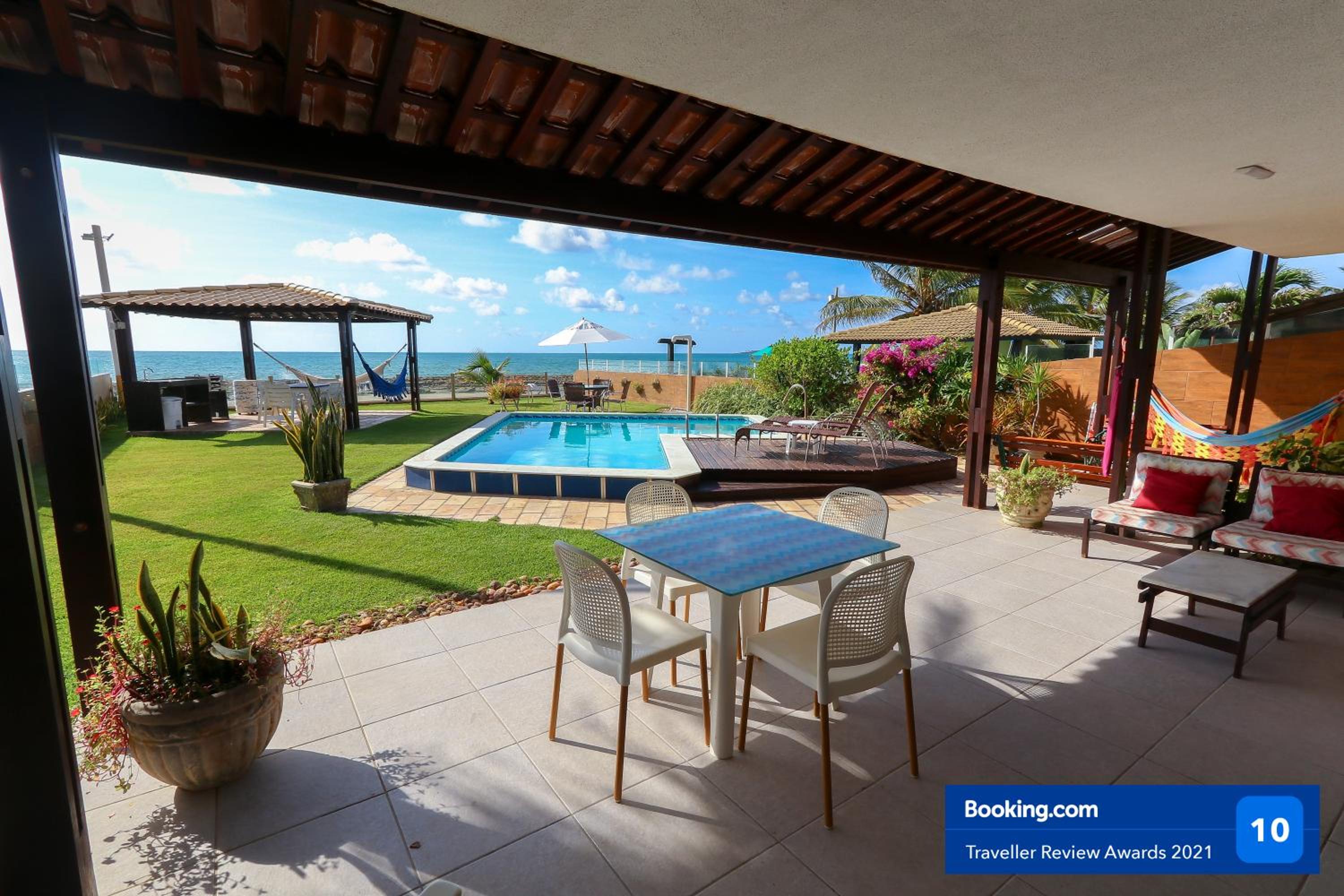Casa a beira mar com 4 suites e muito conforto