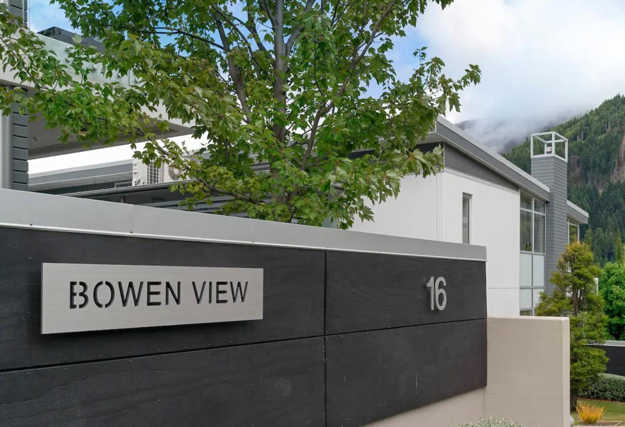 Travellers Oasis, Central Queenstown view 4