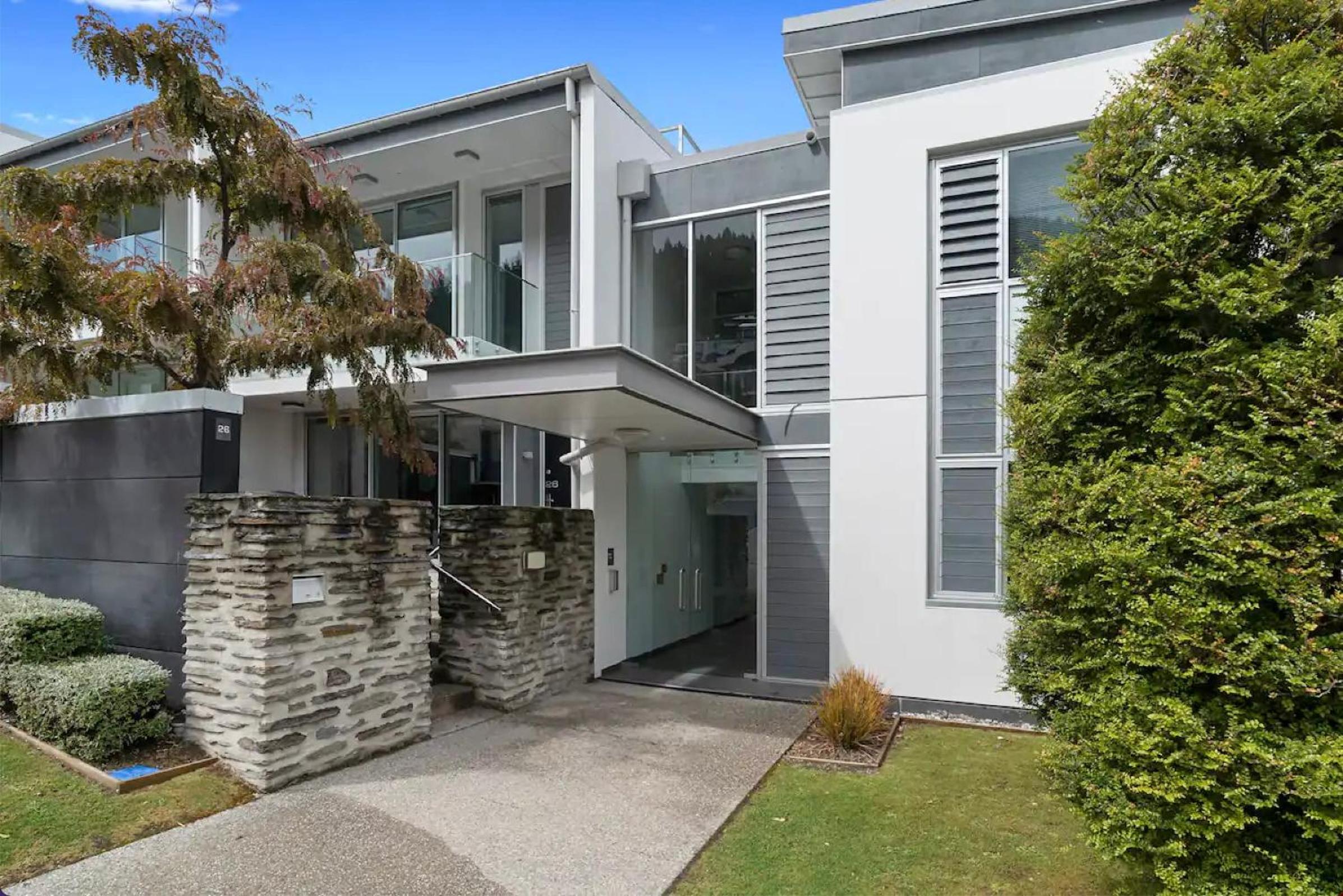 Travellers Oasis, Central Queenstown view 3