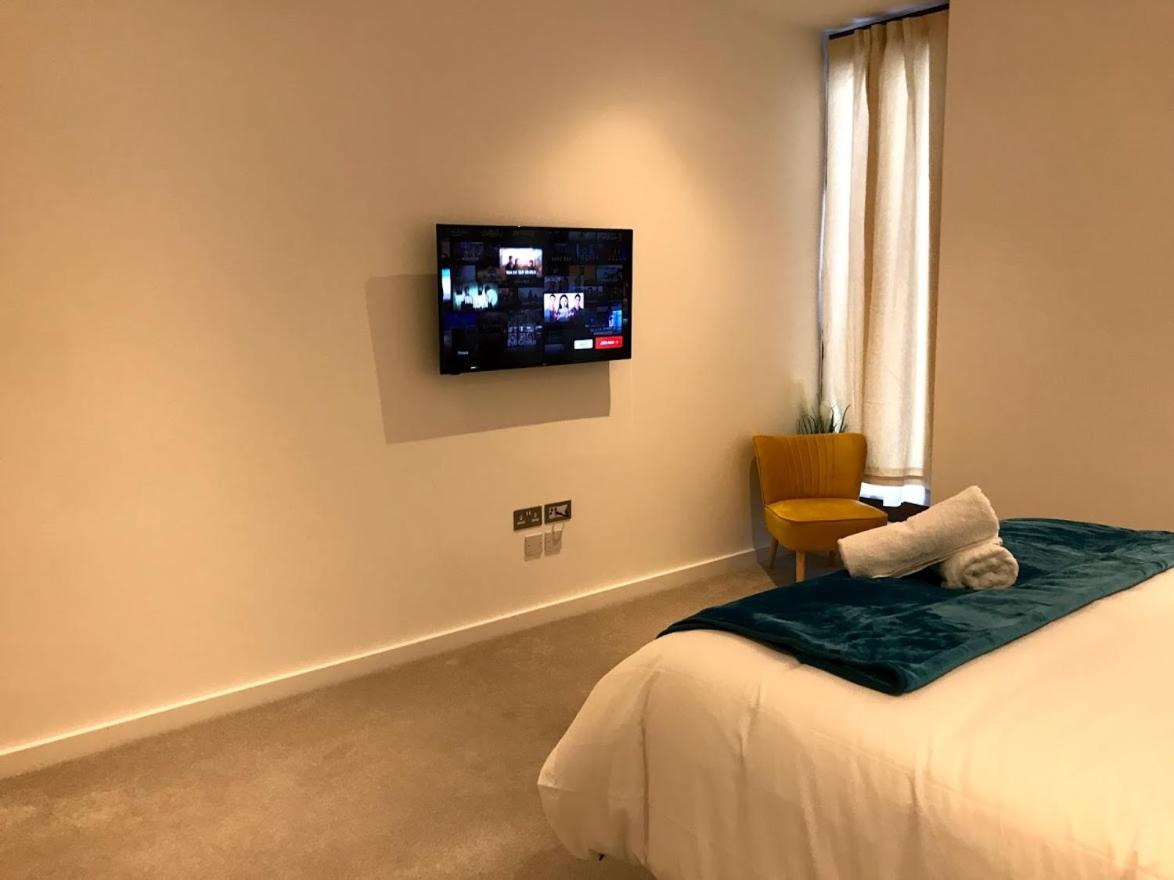 Maplewood luxurious one-bed flat with free parking view 5
