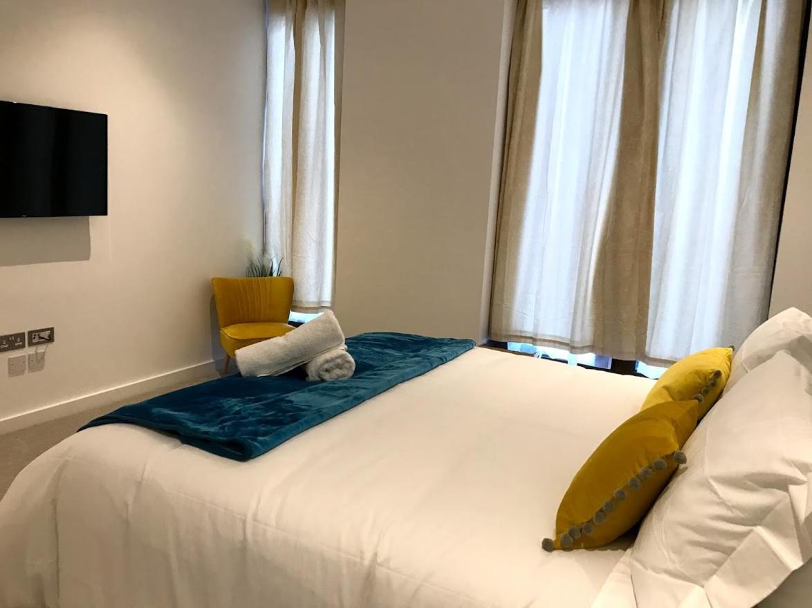 Maplewood luxurious one-bed flat with free parking view 4