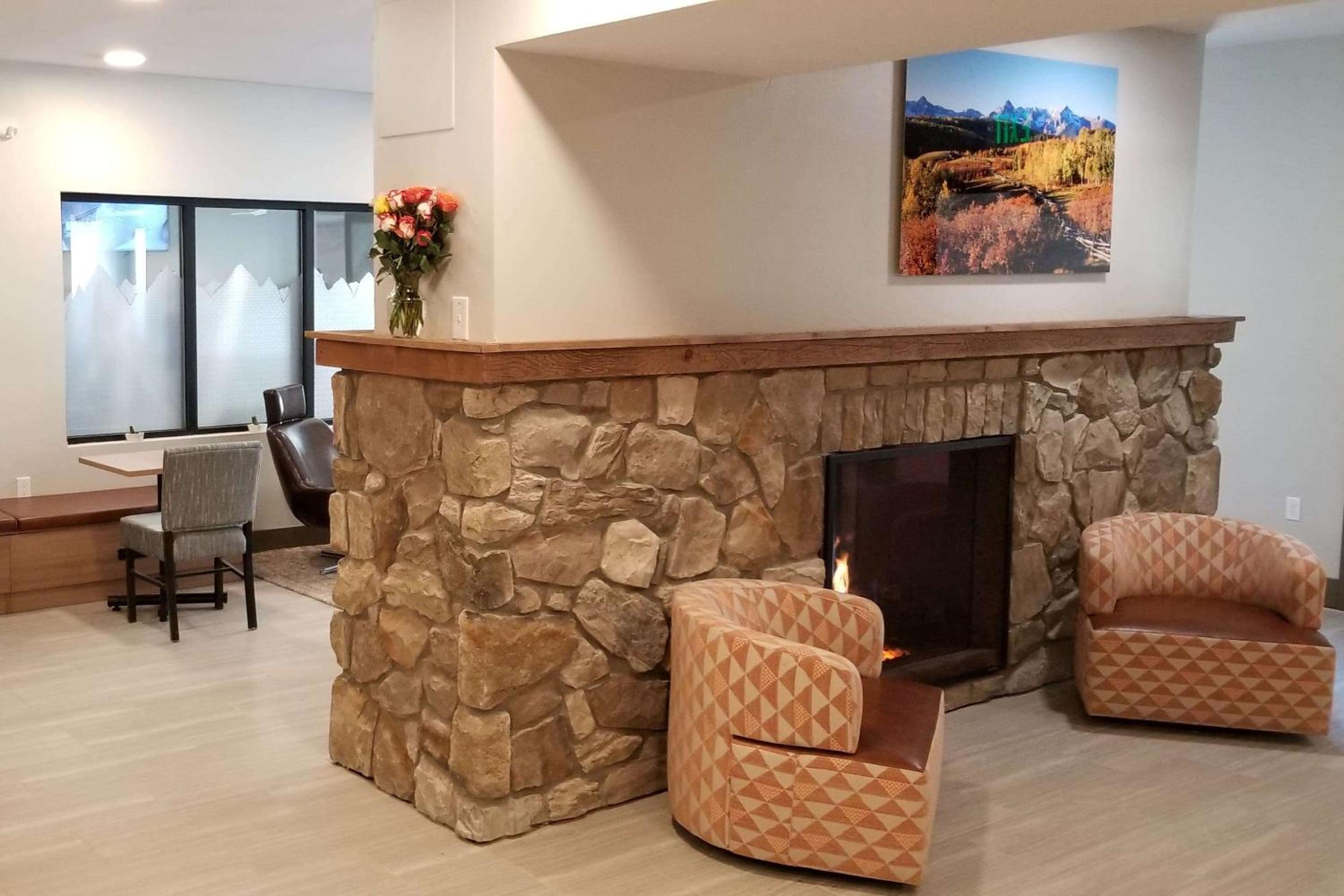 Georgetown Vacations - Microtel Inn Suites by Wyndham Georgetown Lake - Property Image 18
