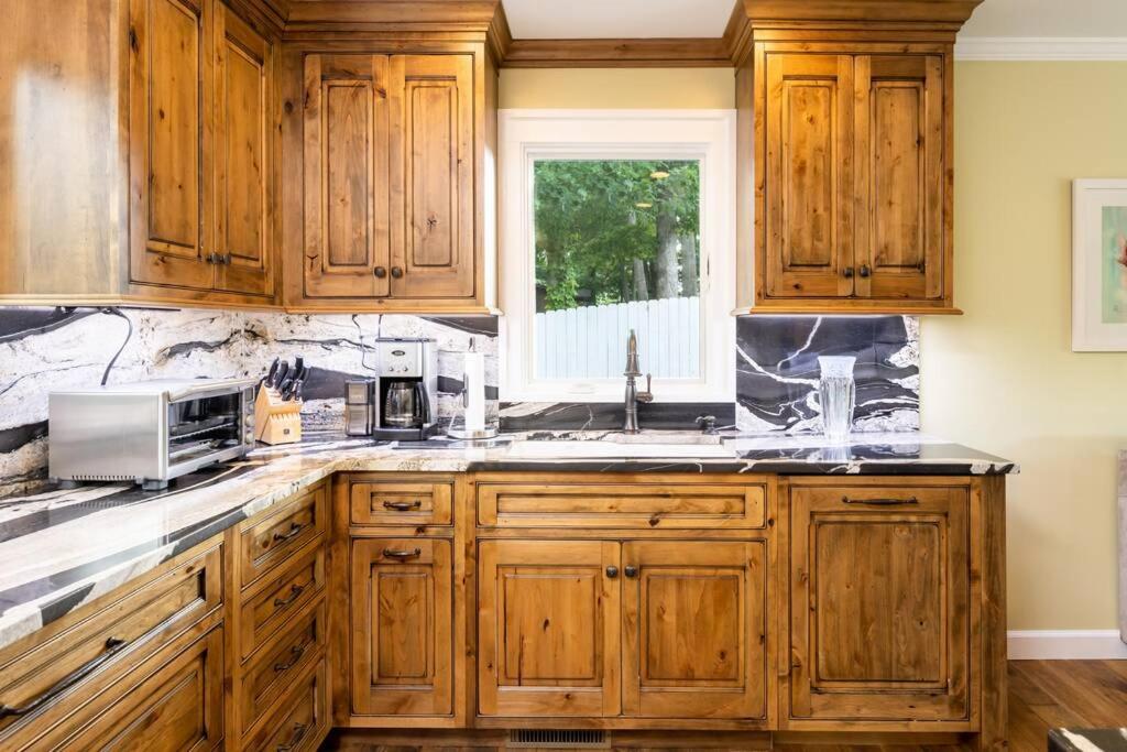 Luxury Cottage just 5 miles to downtown Asheville view 5