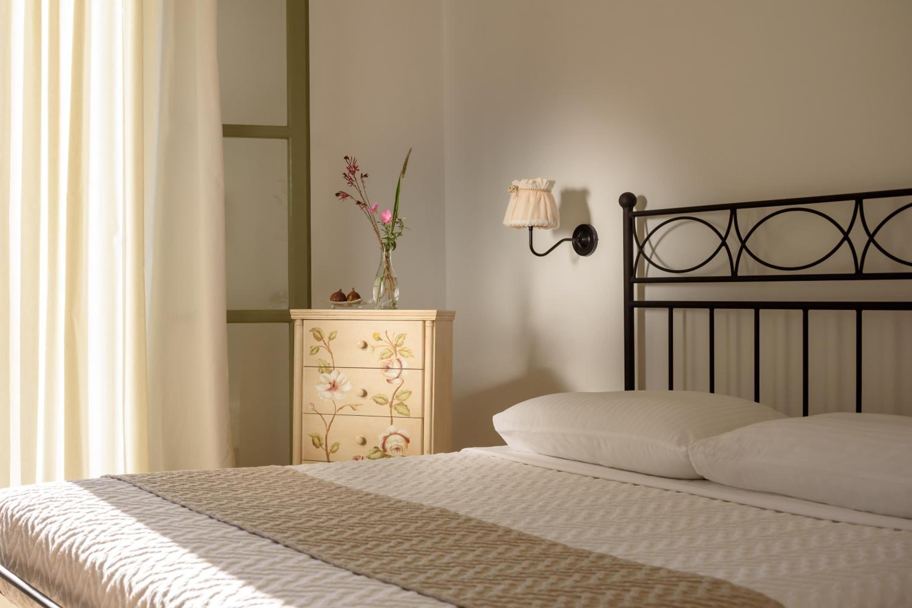 Mirabeli Apartments & Suites