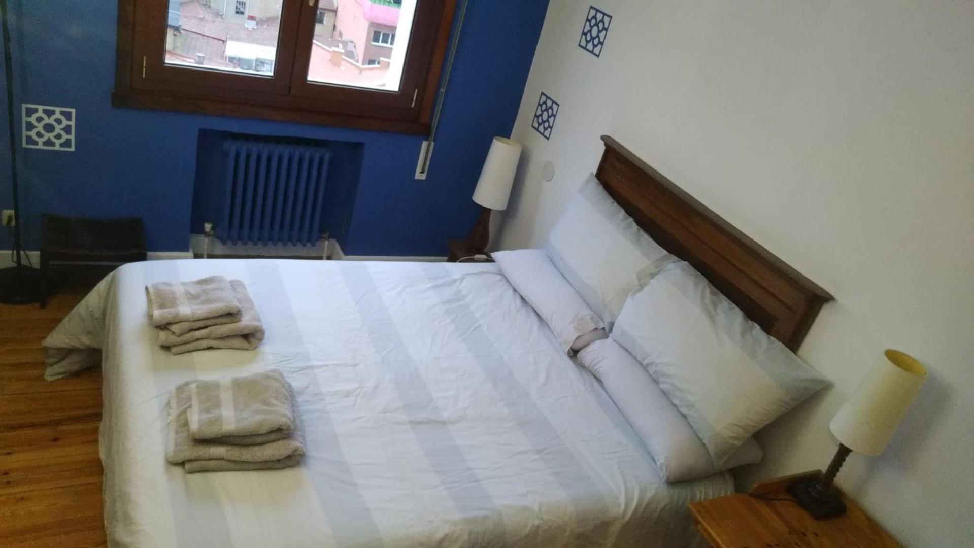 Superviews y parking vigilado en habitación independiente, baño privado, en apartamento particular, Français&English