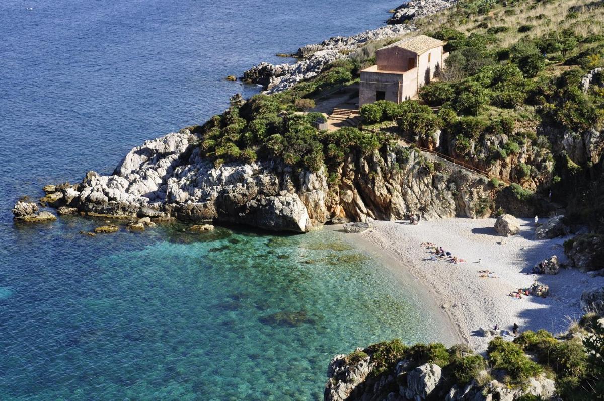 2 bedrooms villa at Mazara del Vallo 200 m away from the beach with enclosed garden and wifi