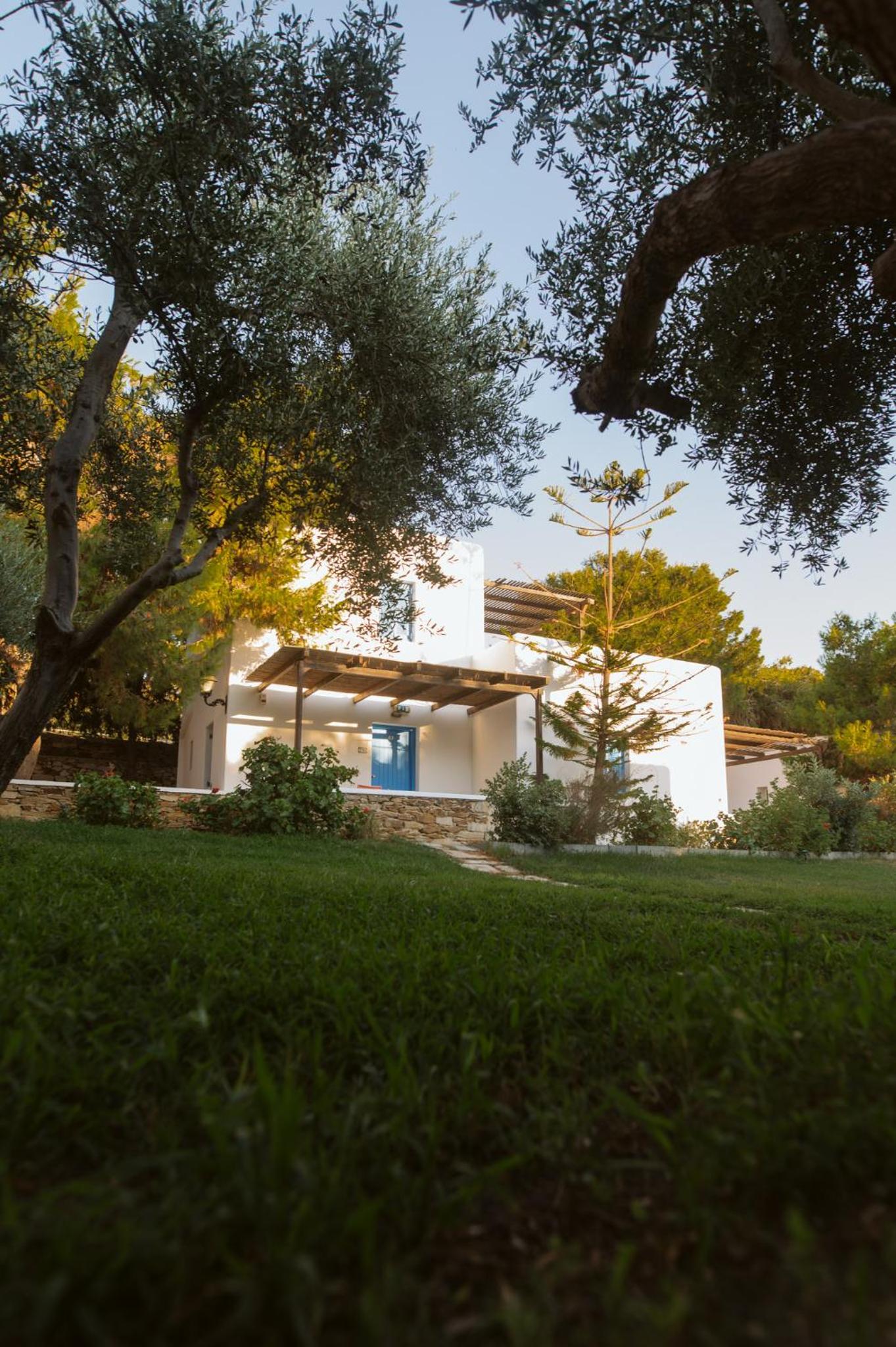 Hotel Far Out Village Hotel - Image 1