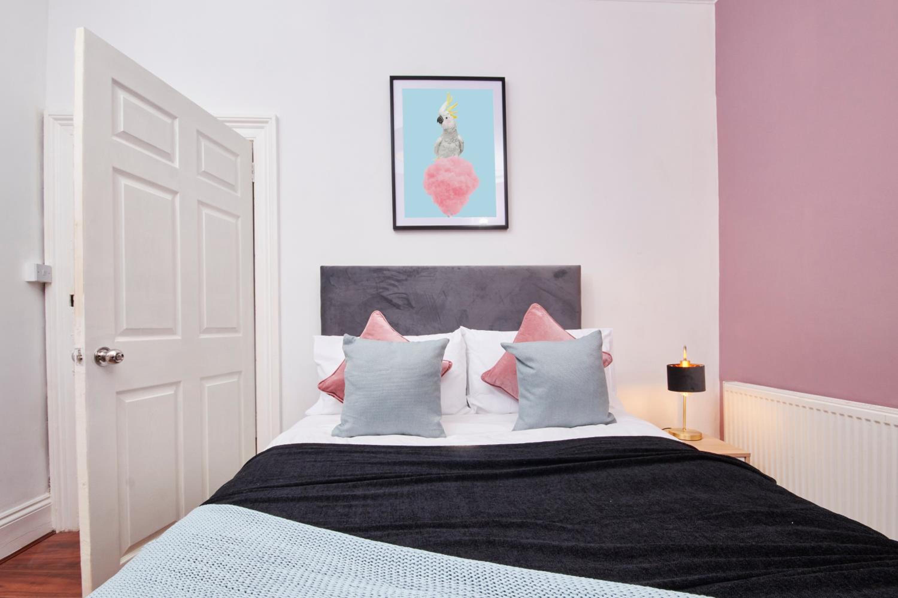 BIG Contractor House in Leamington Spa with 7 Beds by PureStay - 14 Night min! view 3