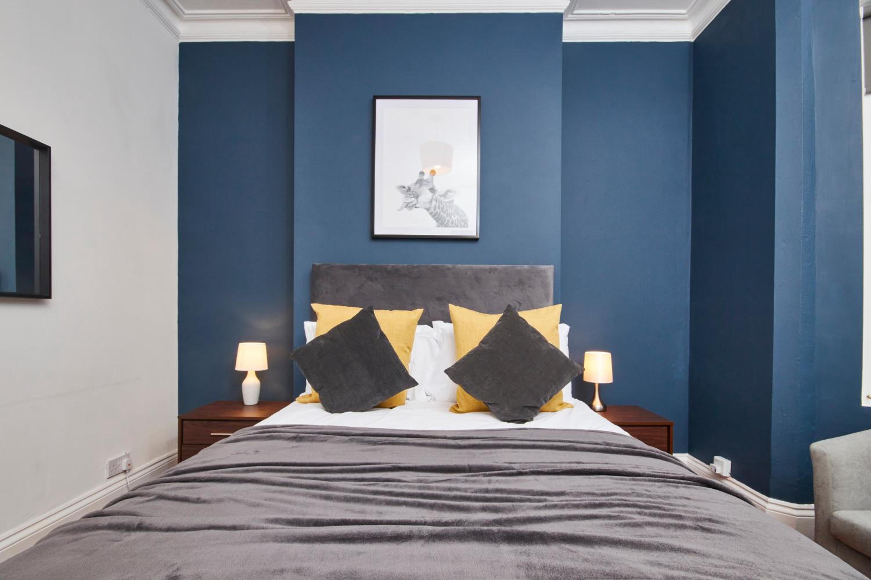 BIG Contractor House in Leamington Spa with 7 Beds by PureStay - 14 Night min! view 4