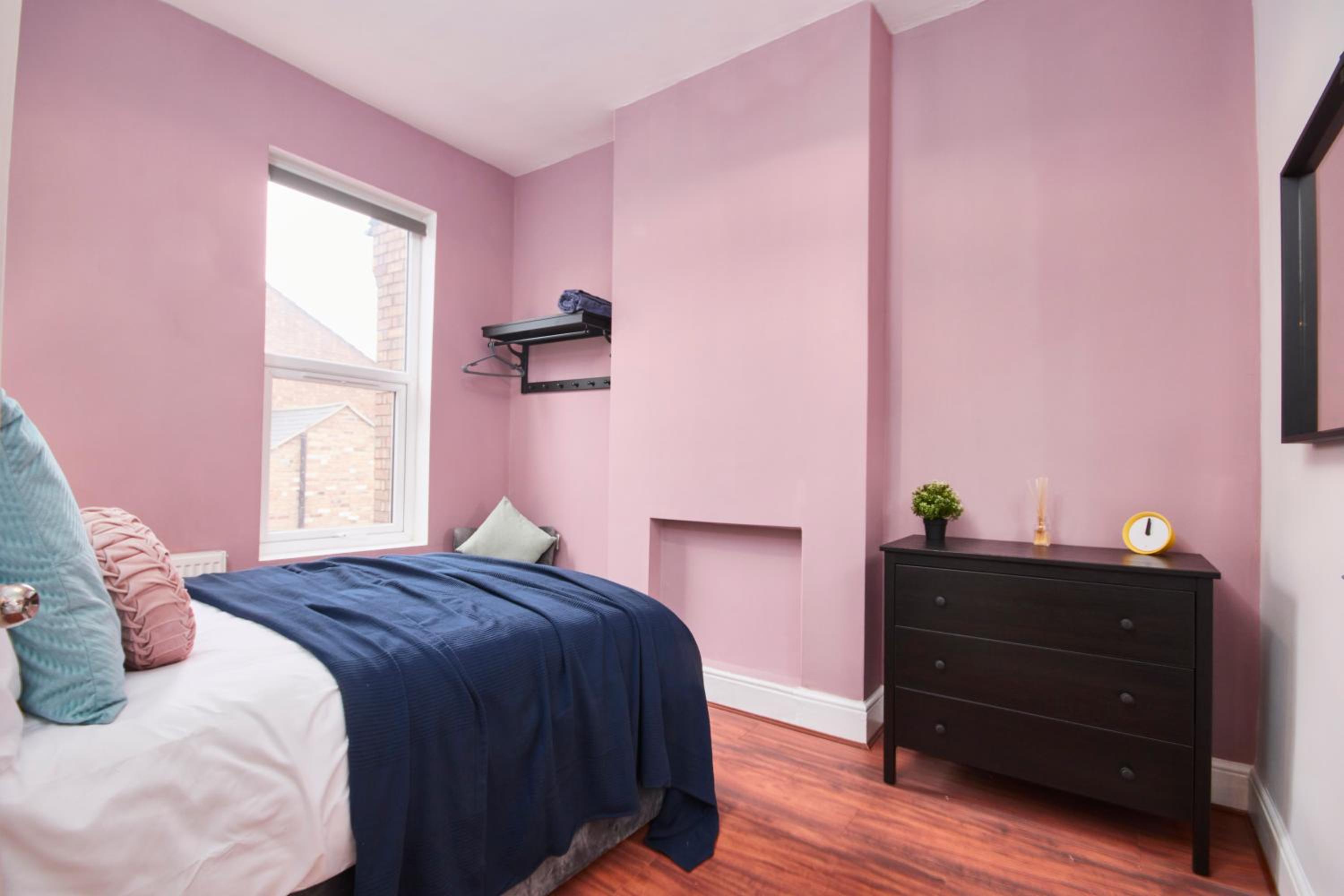 BIG Contractor House in Leamington Spa with 7 Beds by PureStay - 14 Night min! view 5