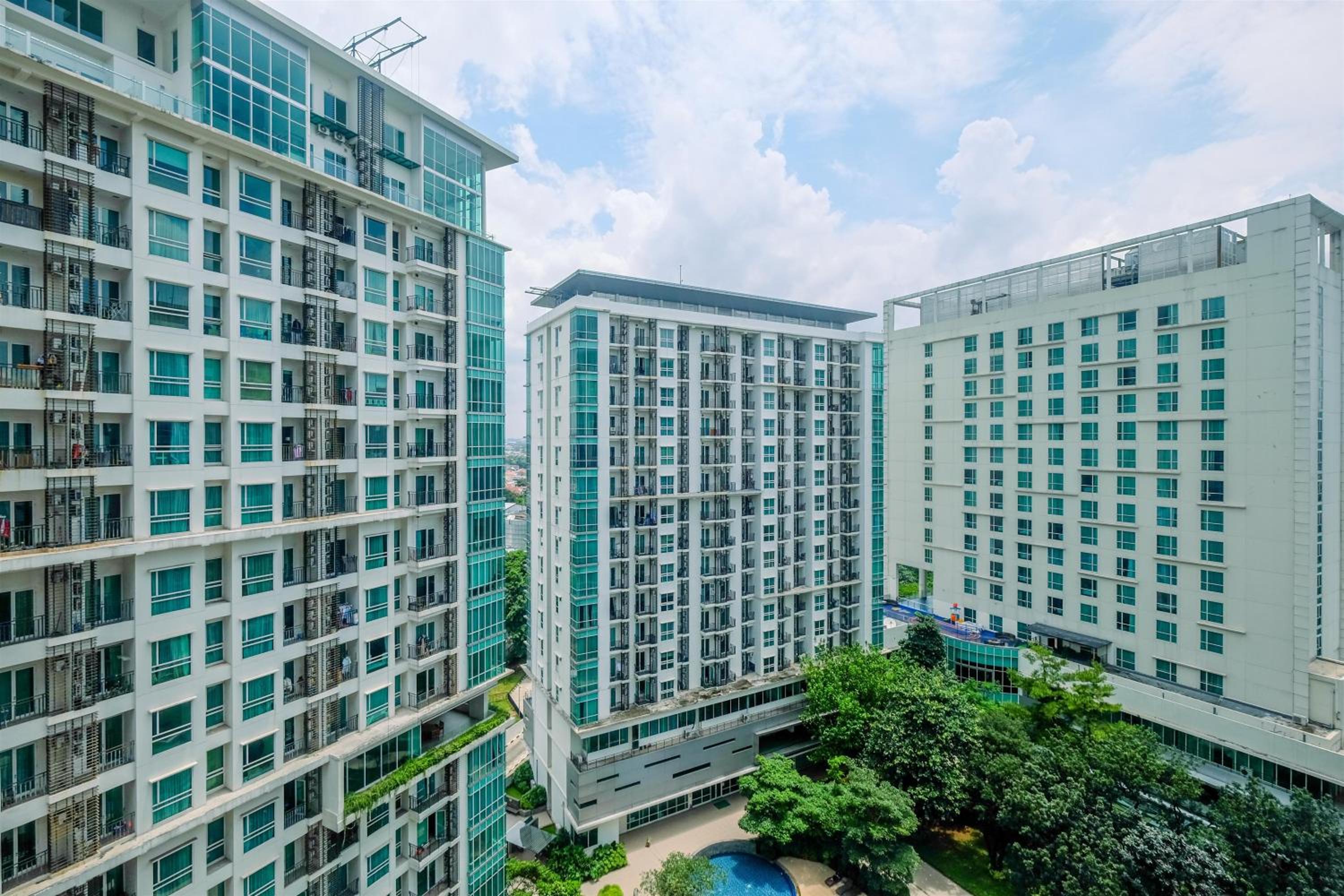 Fully Furnished Apartment with Comfortable Design 1BR Woodland Park Residence By Travelio view 2