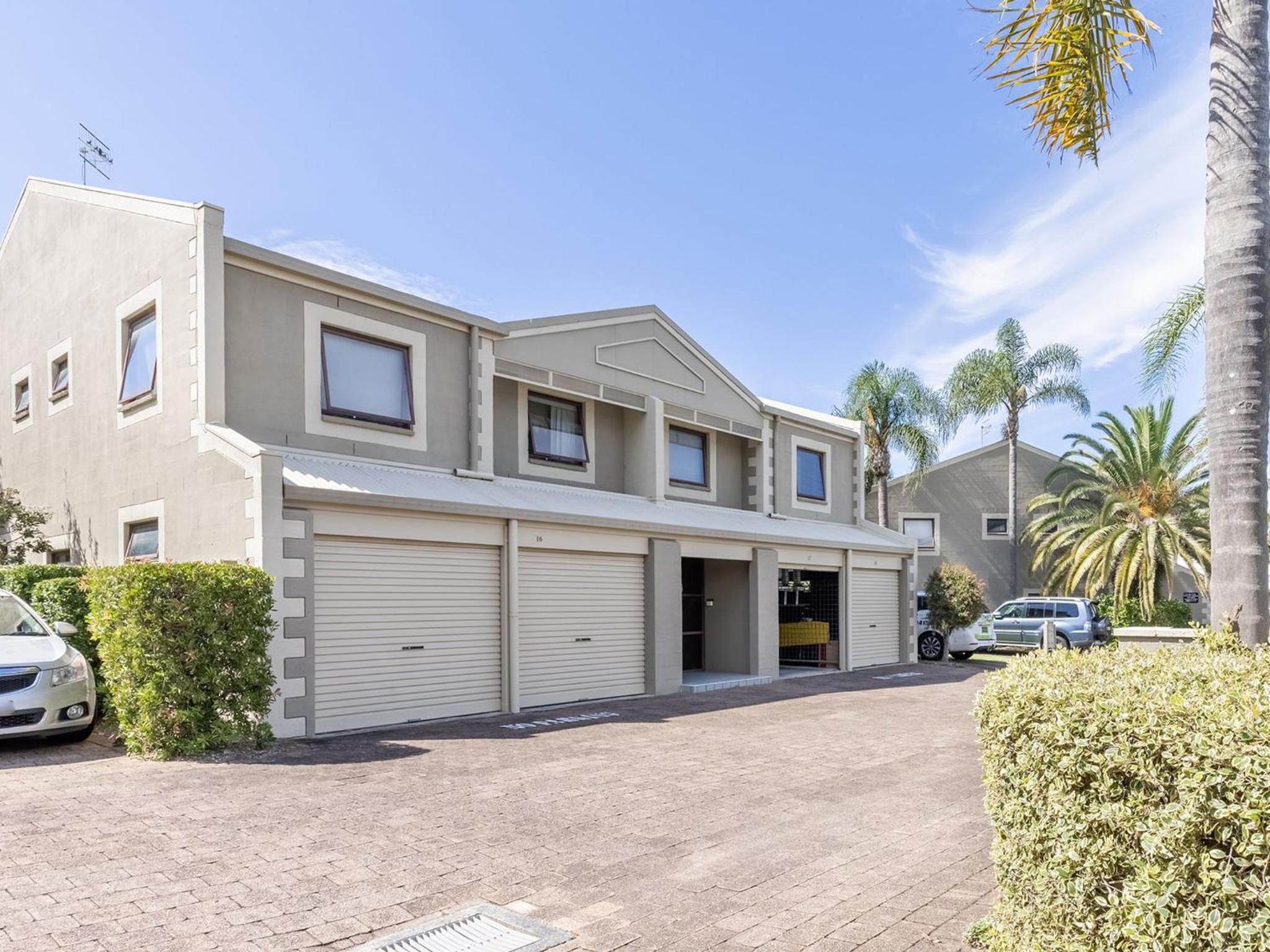 Carindale, 16 19-23 Dowling Street - Ground floor unit with foxtel, complex pool and tennis Court