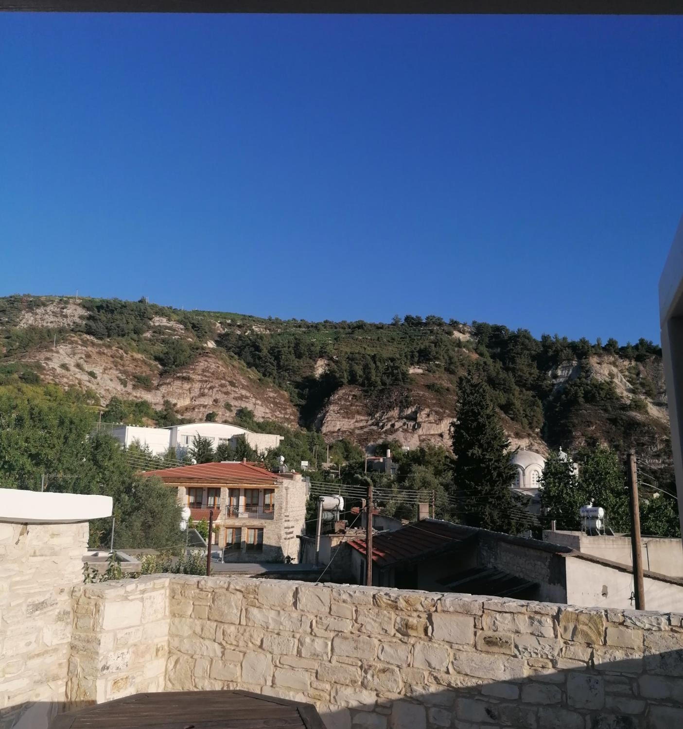 LAOUTARIS INN