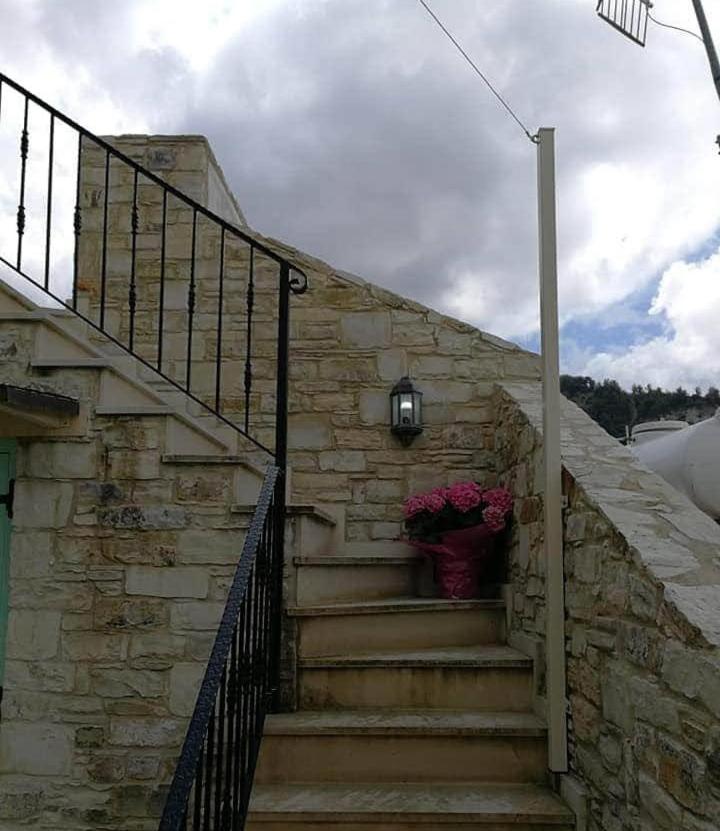 LAOUTARIS INN