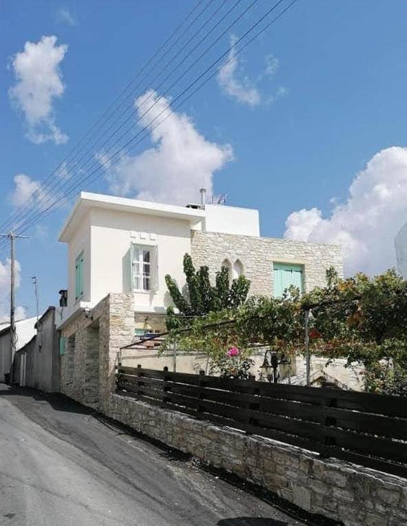 LAOUTARIS INN