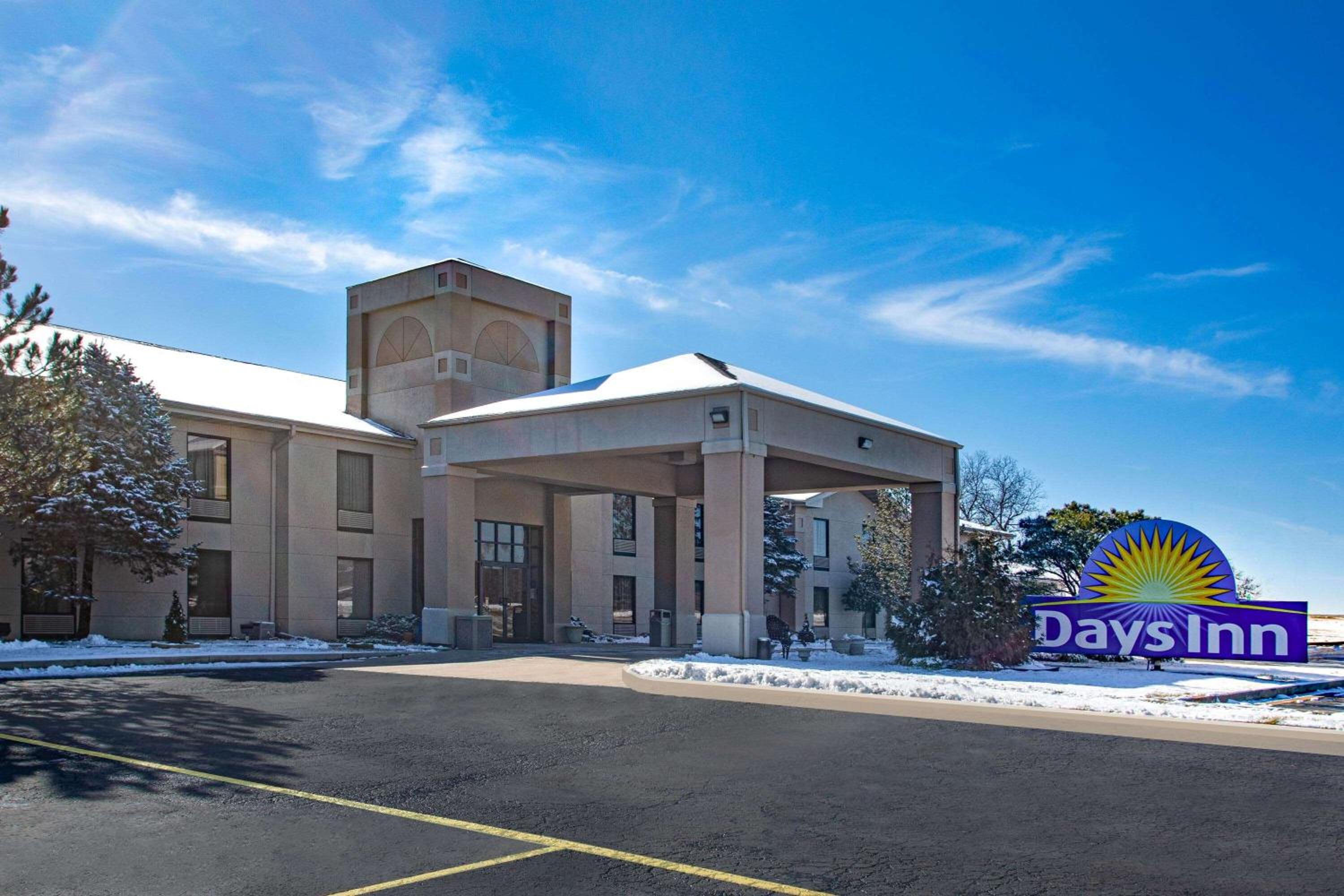 Days Inn & Suites by Wyndham Cuba view 2