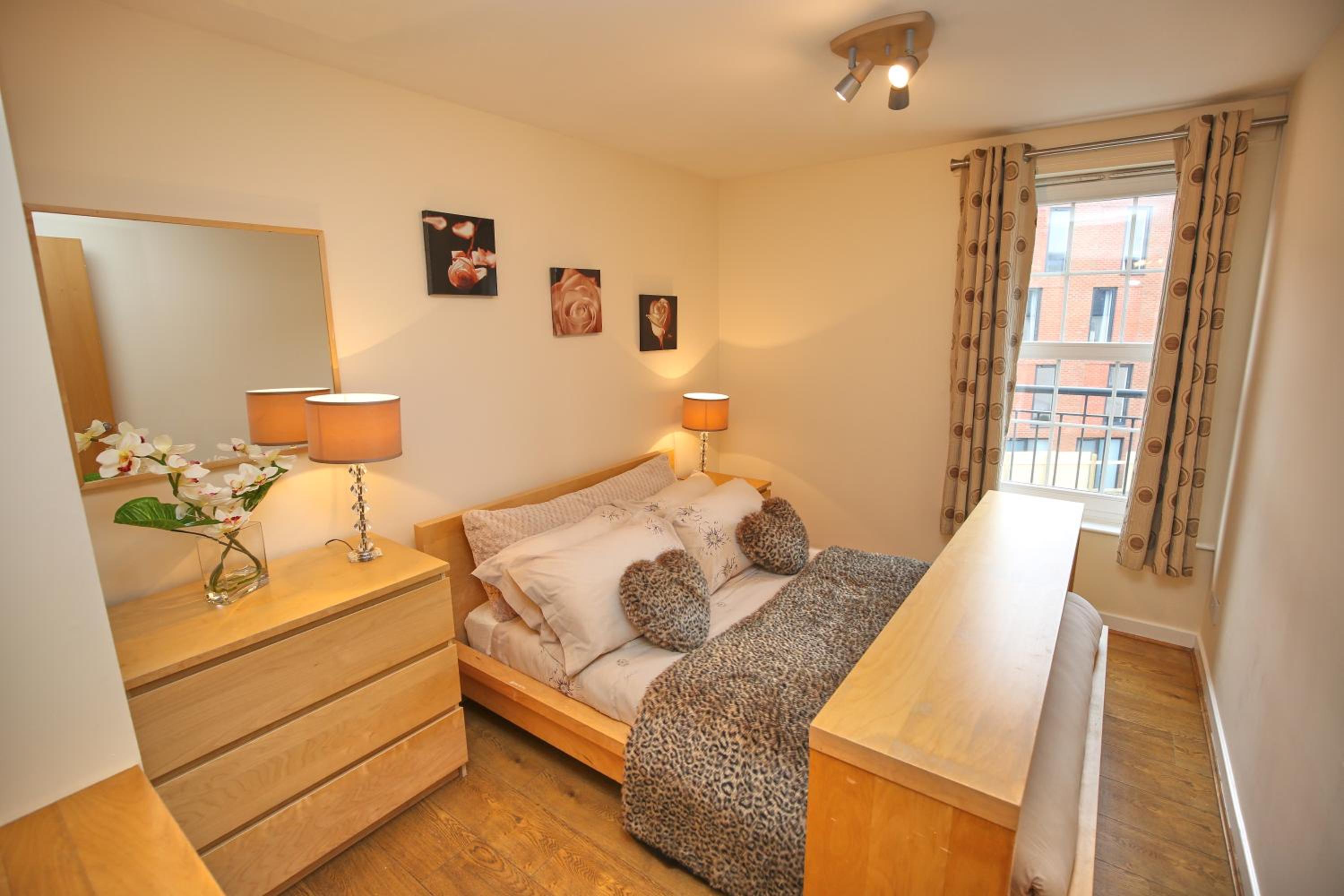 Edinburgh Pearl Apartments - Haymarket Residence photo 2