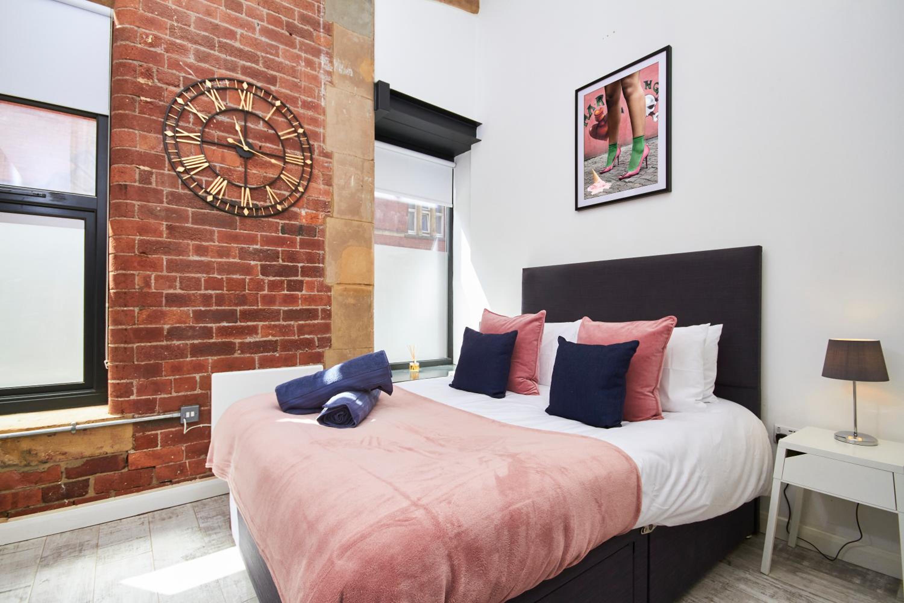 2Bed NYC Style Apartment in Central Leeds view 3