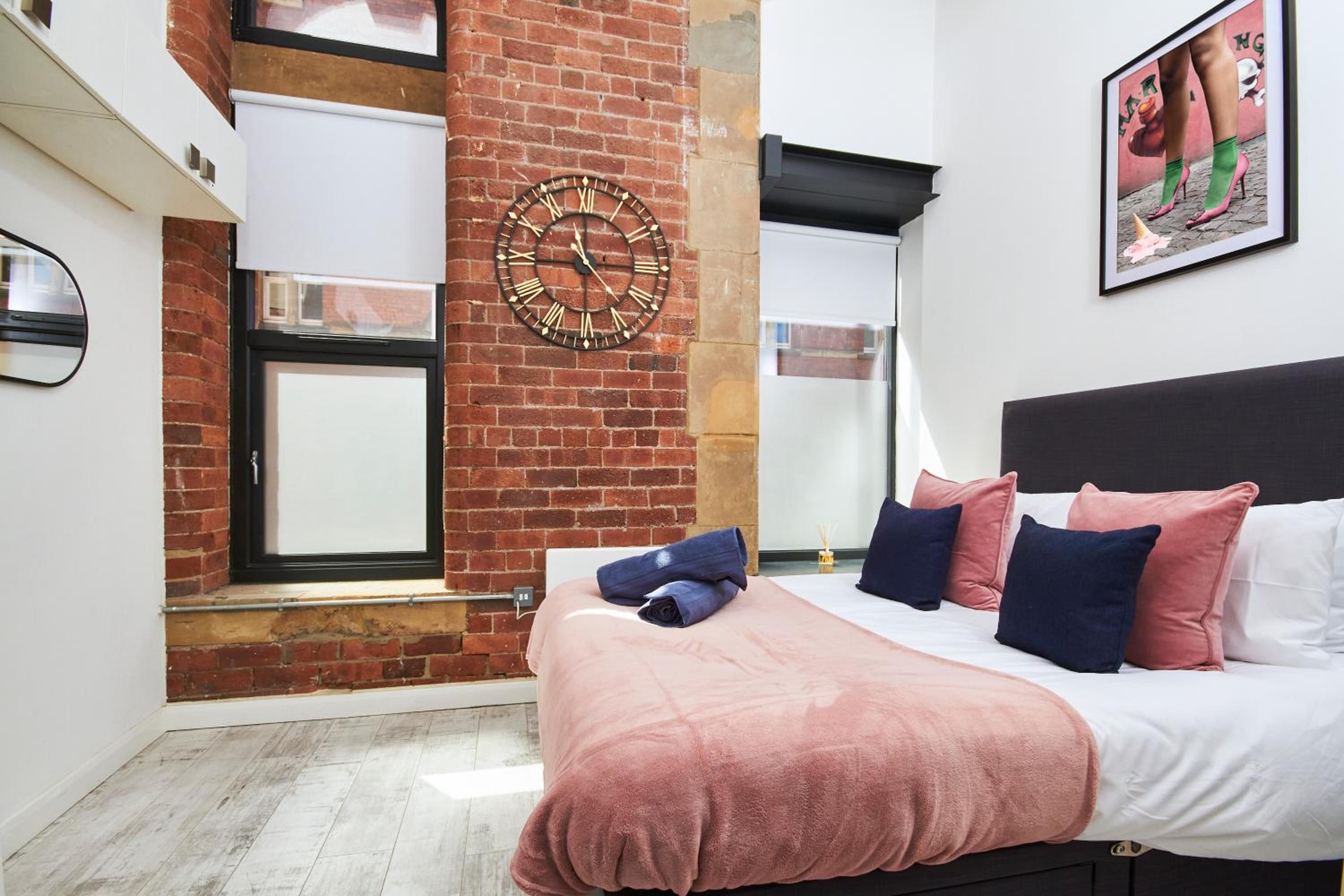 2Bed NYC Style Apartment in Central Leeds view 2