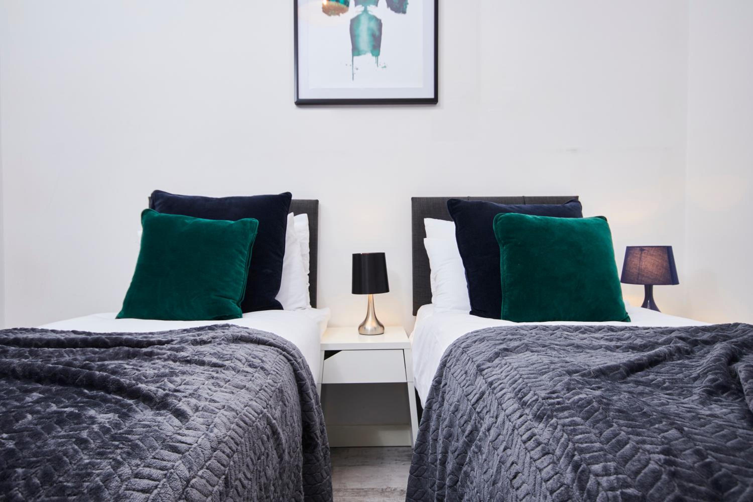 2Bed NYC Style Apartment in Central Leeds view 4