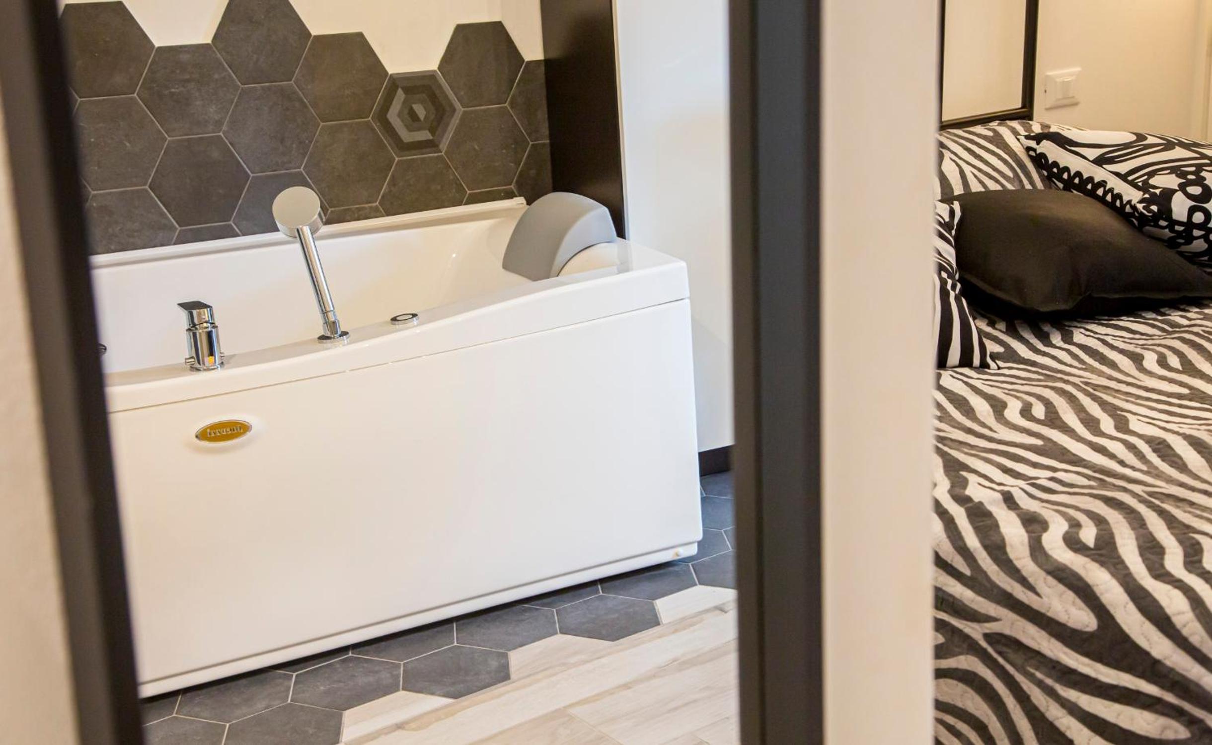 Suite Black and Wite photo 4