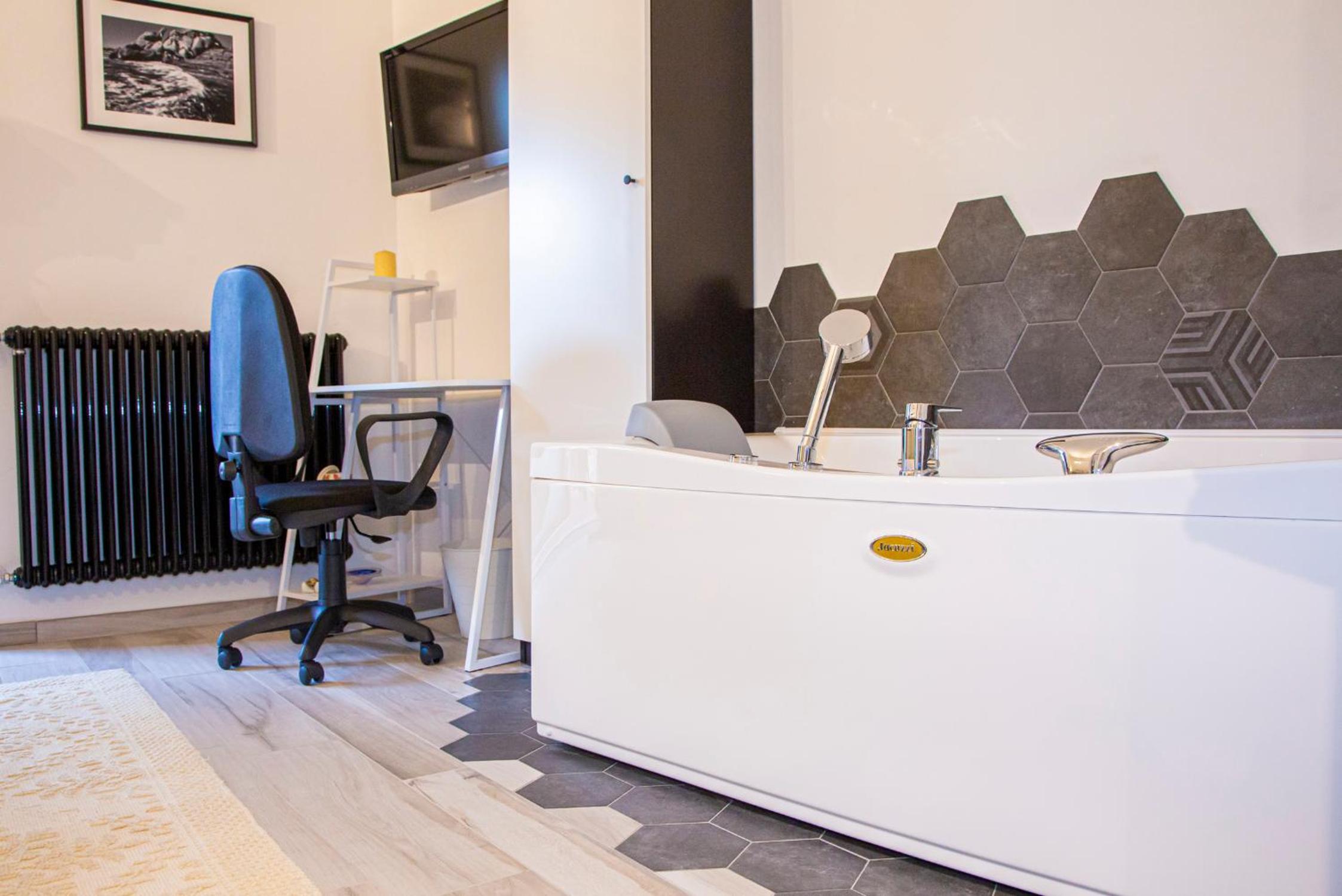 Suite Black and Wite photo 5