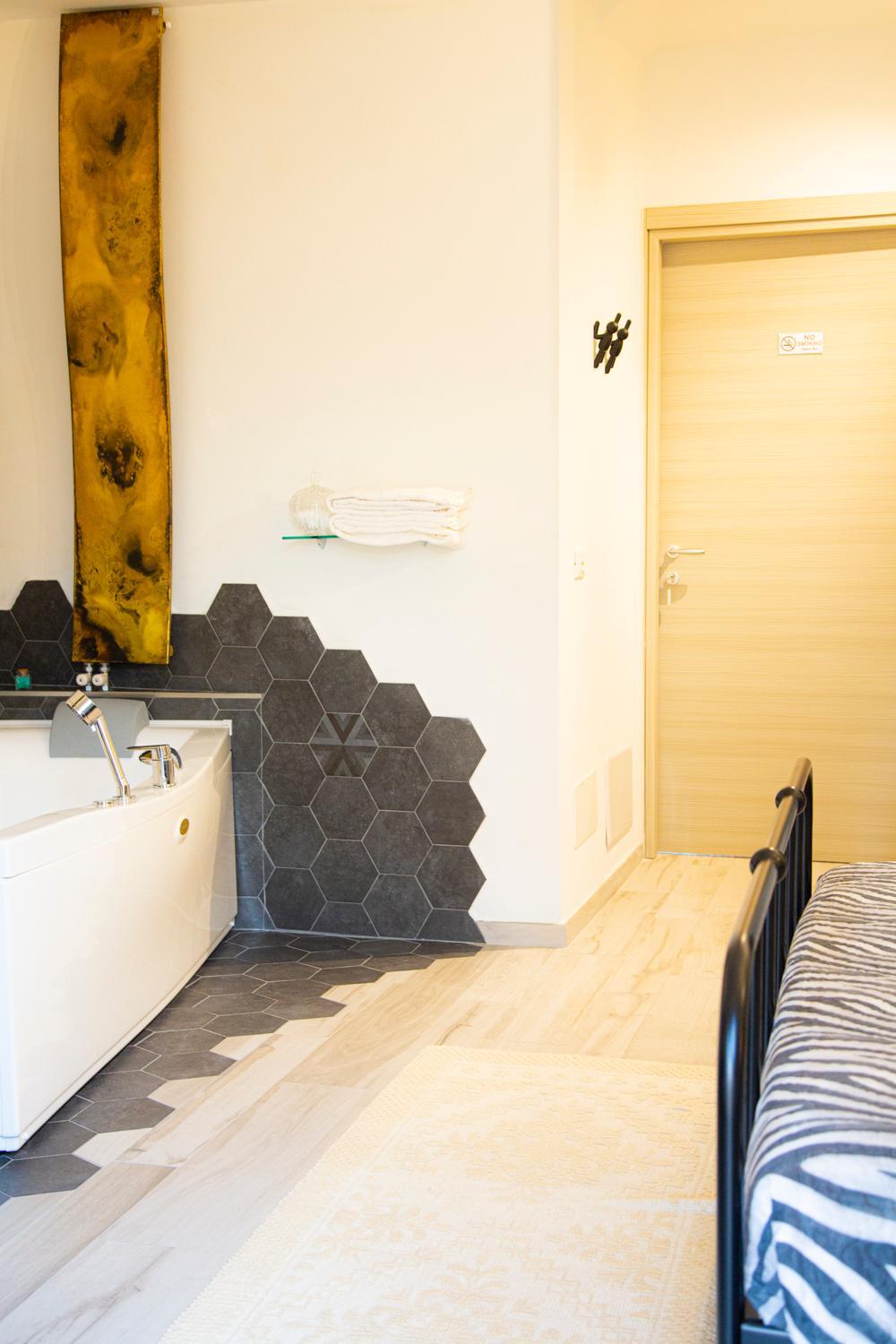 Suite Black and Wite photo 3