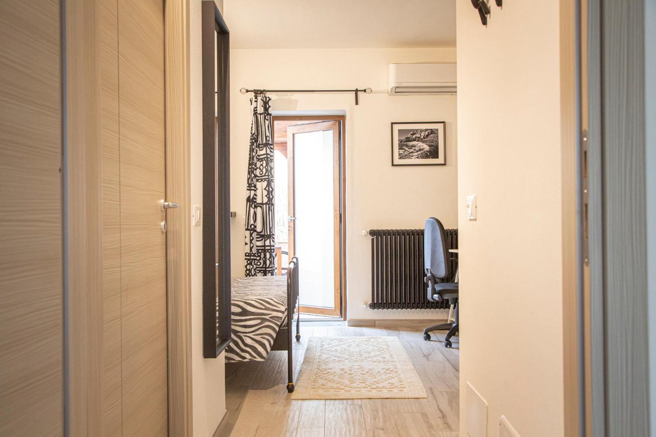 Suite Black and Wite photo 2