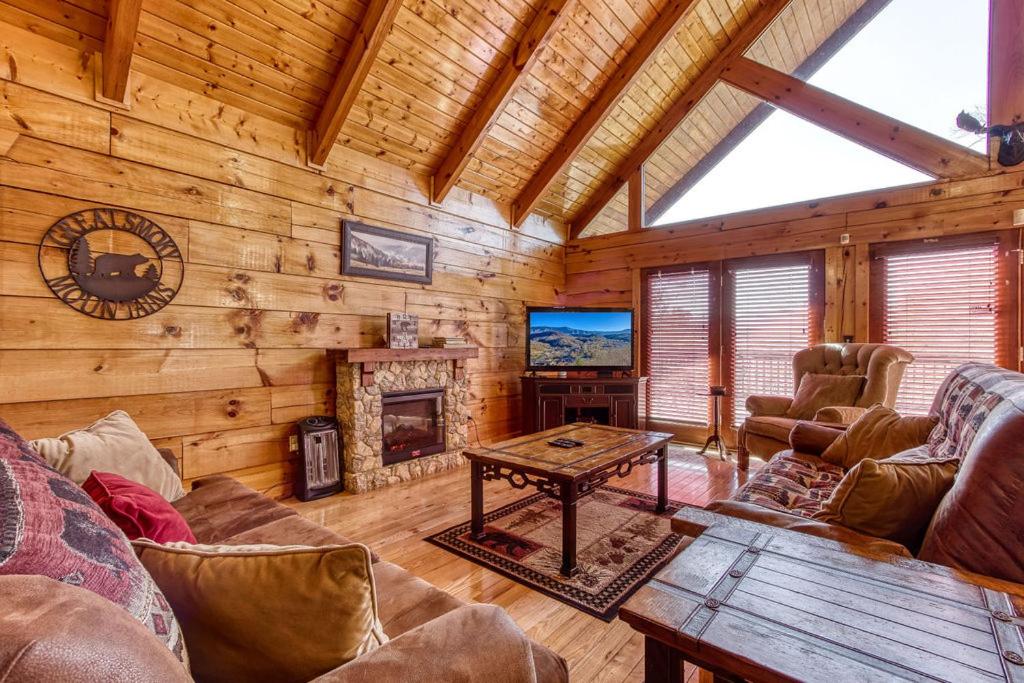 Livin' Lodge, Hot Tub, WIFI, 560 FREE tickets each paid day, Pool Table, WIFI! view 3