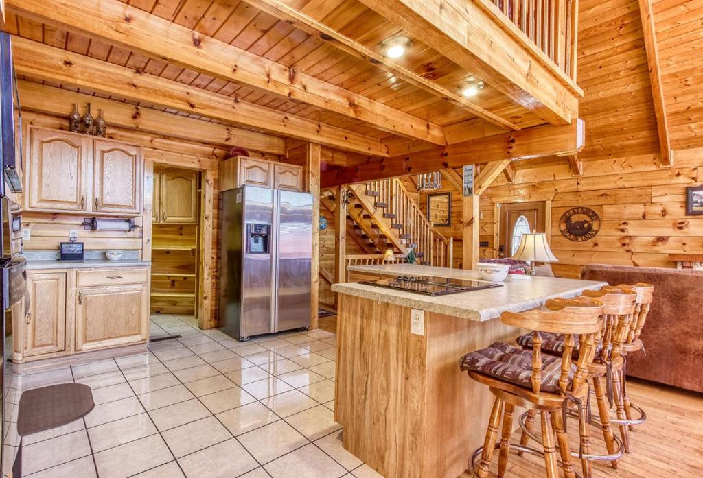 Livin' Lodge, Hot Tub, WIFI, 560 FREE tickets each paid day, Pool Table, WIFI! view 5