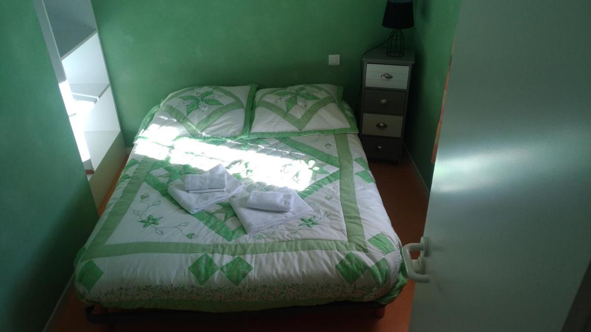 LE LION D'OR en Avrillé — hotel room