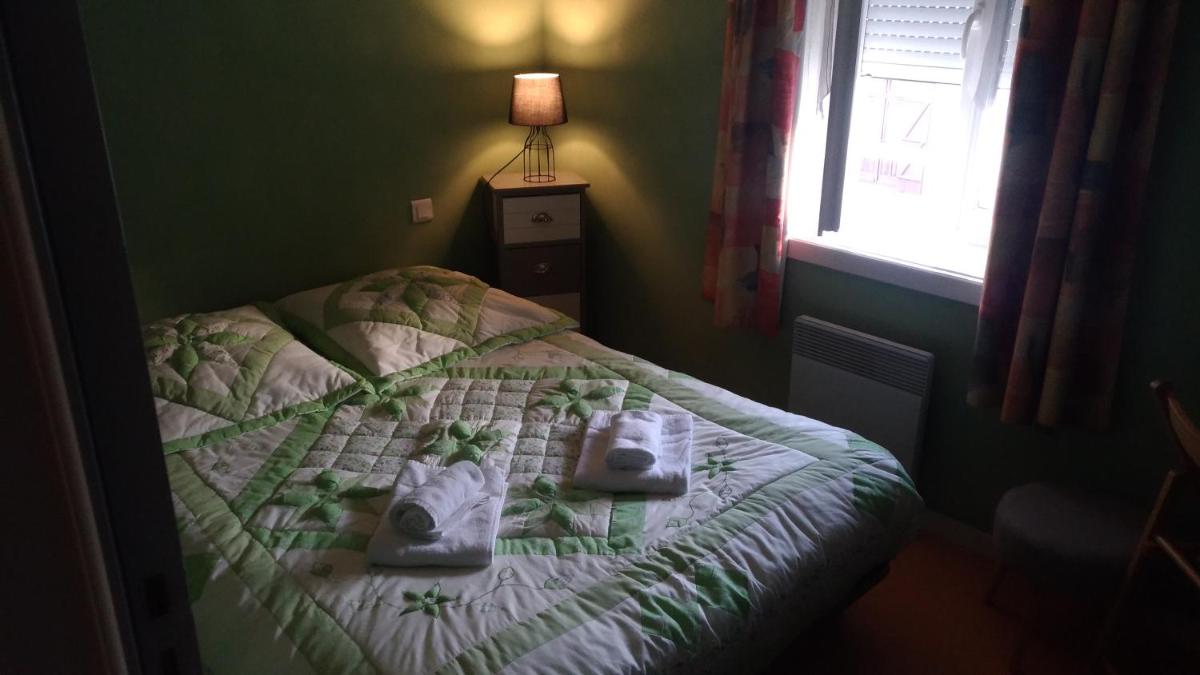 LE LION D'OR en Avrillé — hotel room