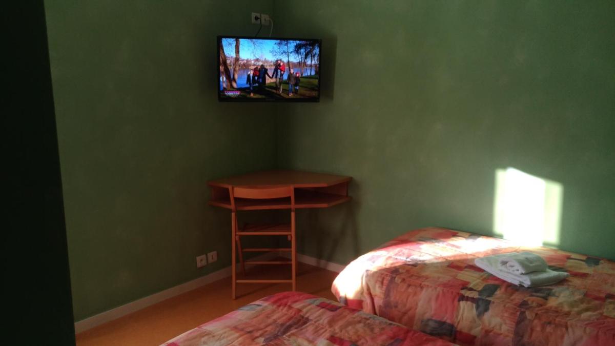 LE LION D'OR en Avrillé — hotel room