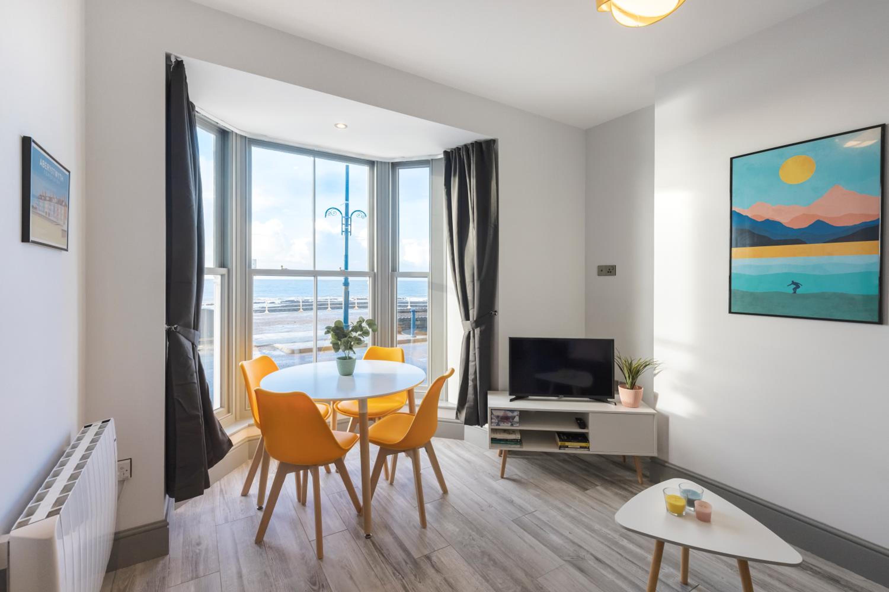 New central seafront apartment- stunning sea views
