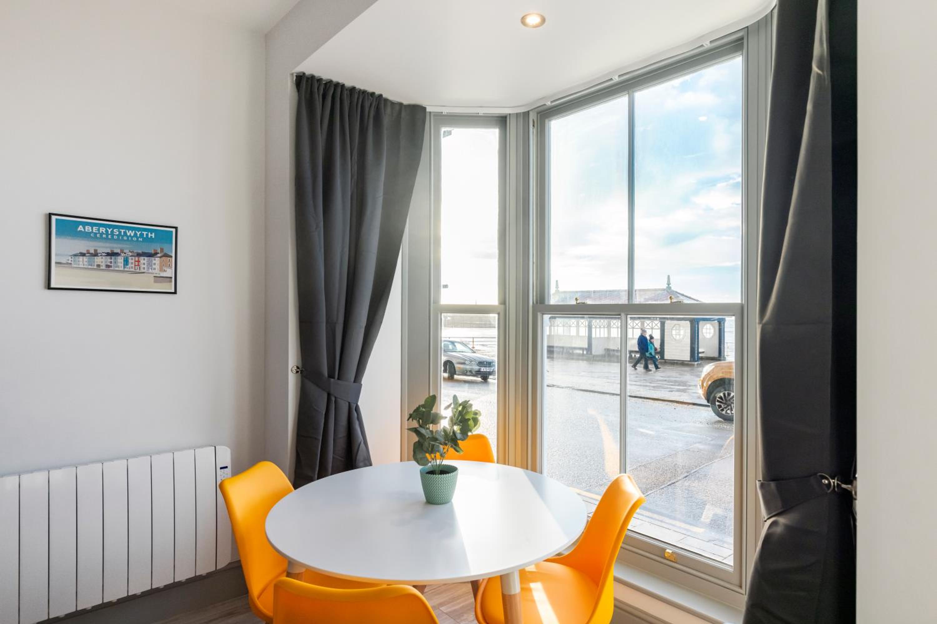 New central seafront apartment- stunning sea views