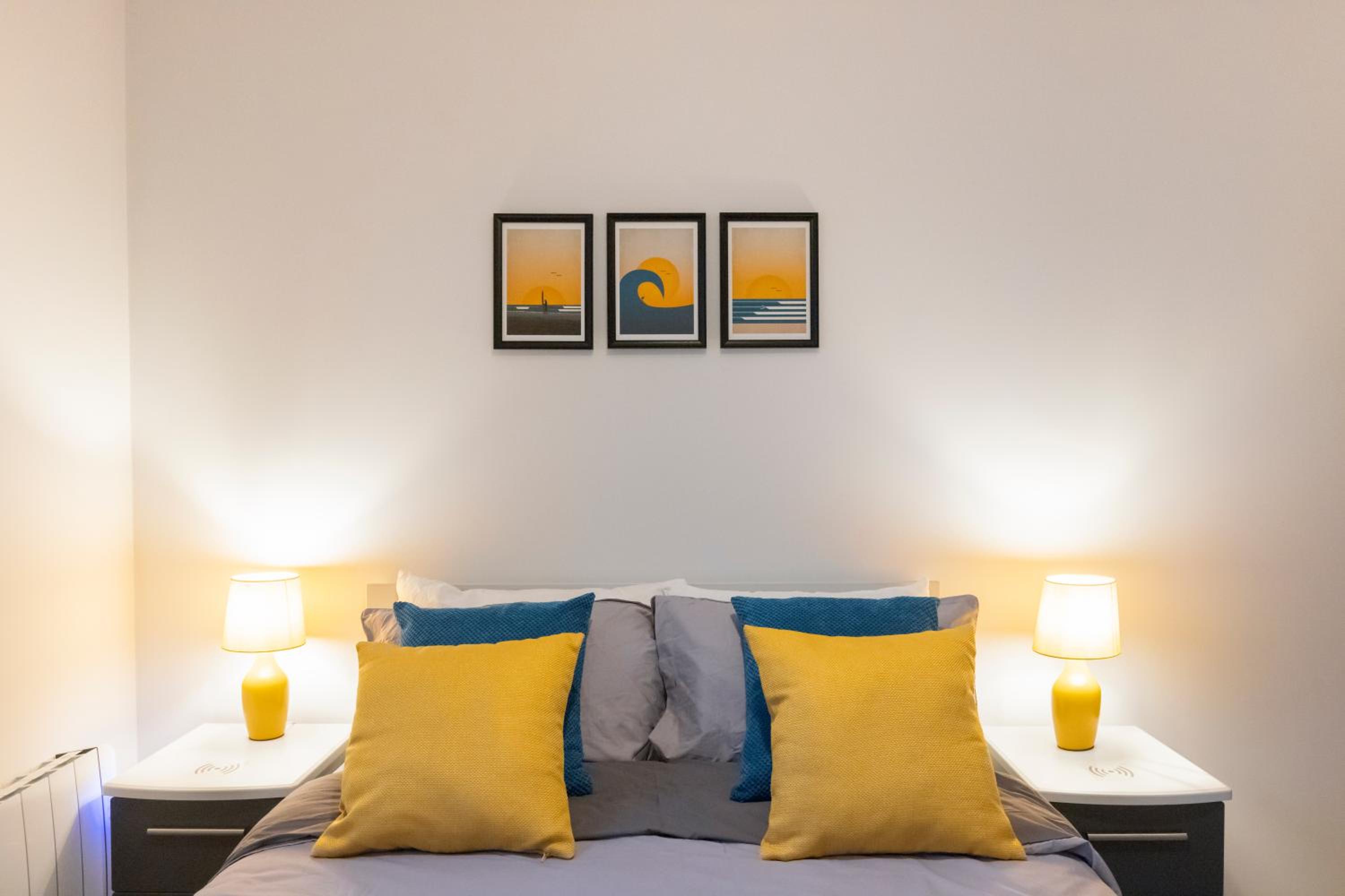 New central seafront apartment- stunning sea views