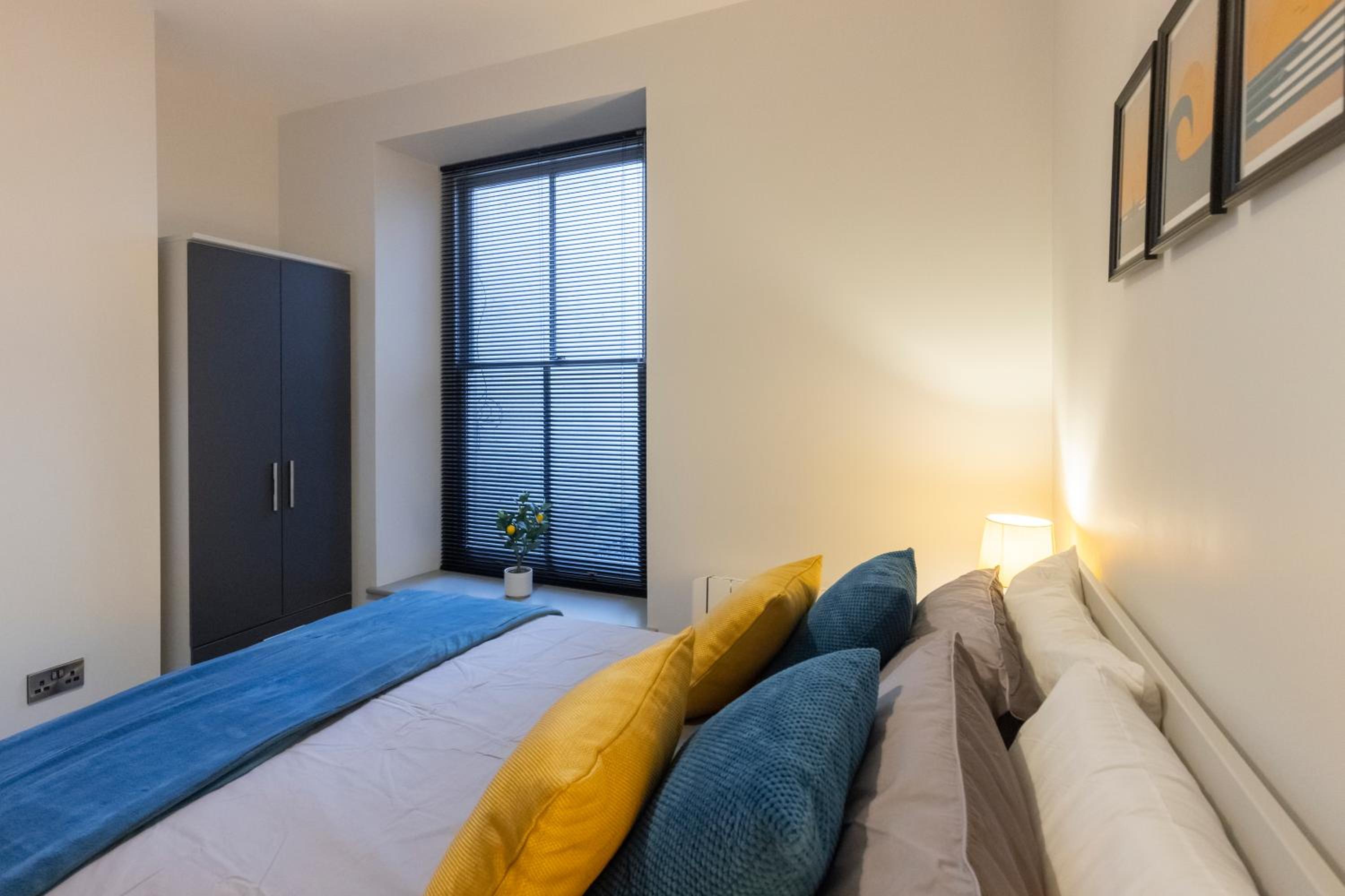 New central seafront apartment- stunning sea views